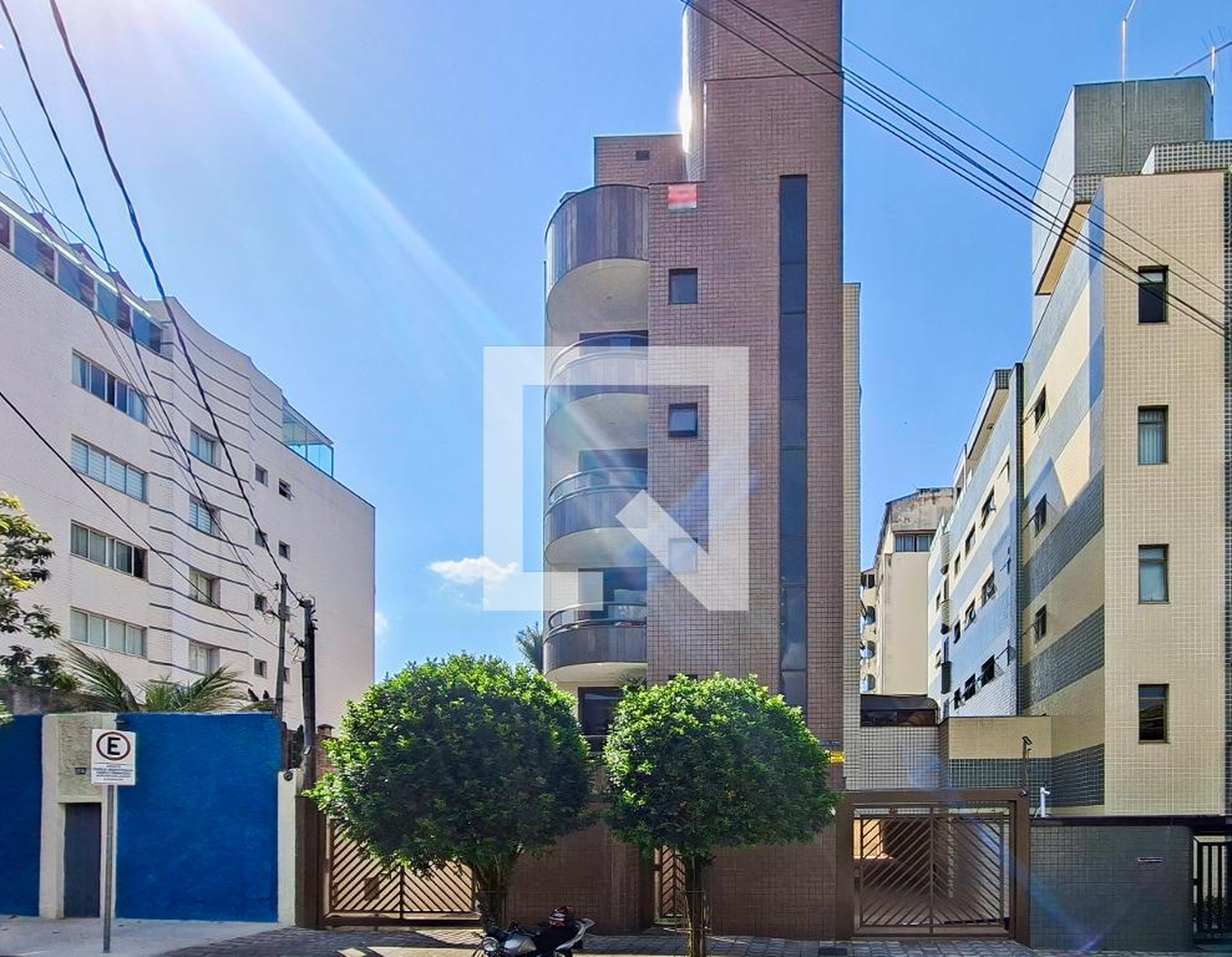 Fachada Condomínio em Rua Roquete Mendonça, 196