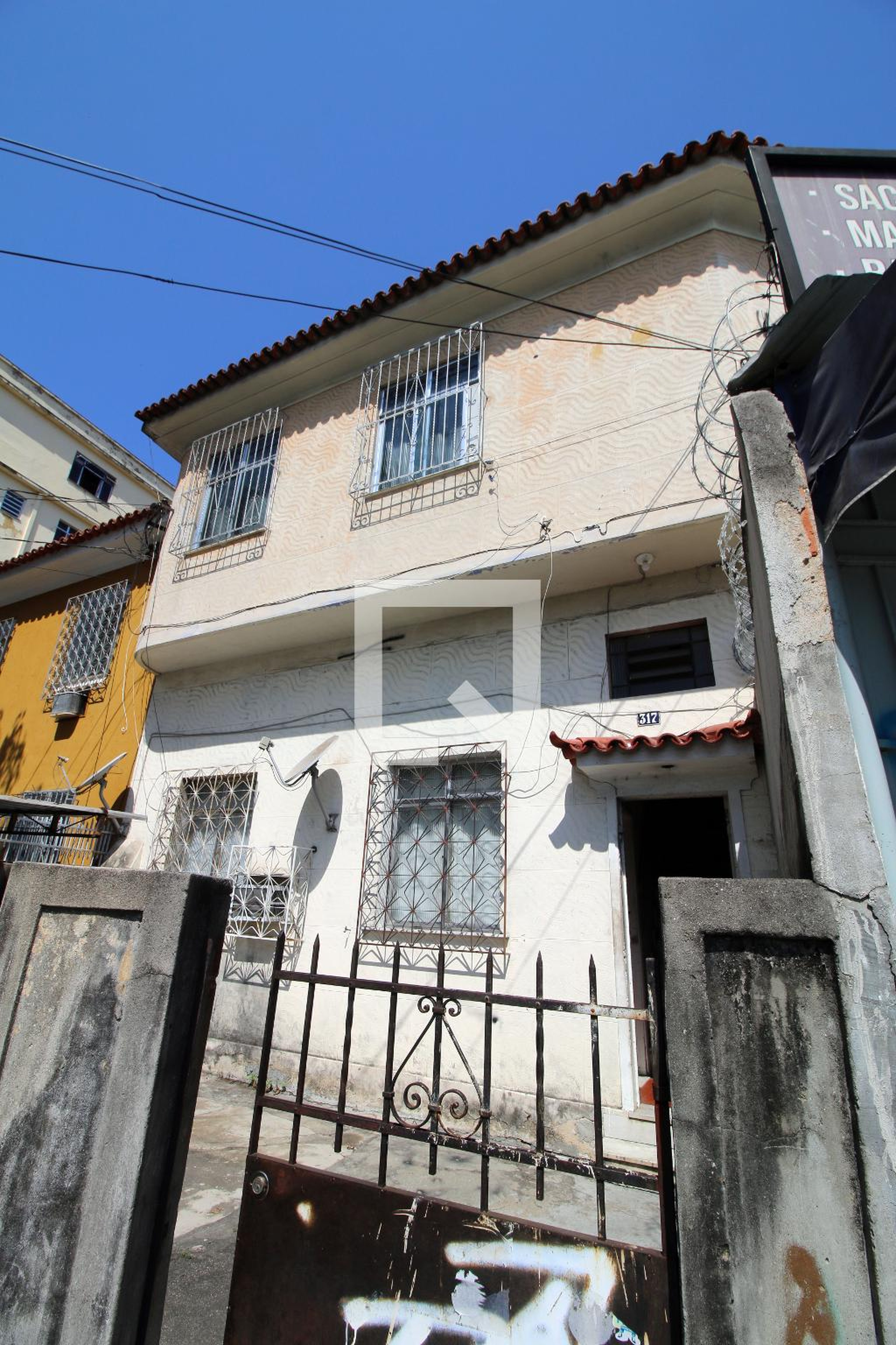 Fachada do Prédio Condomínio em Estrada José Rucas, 317