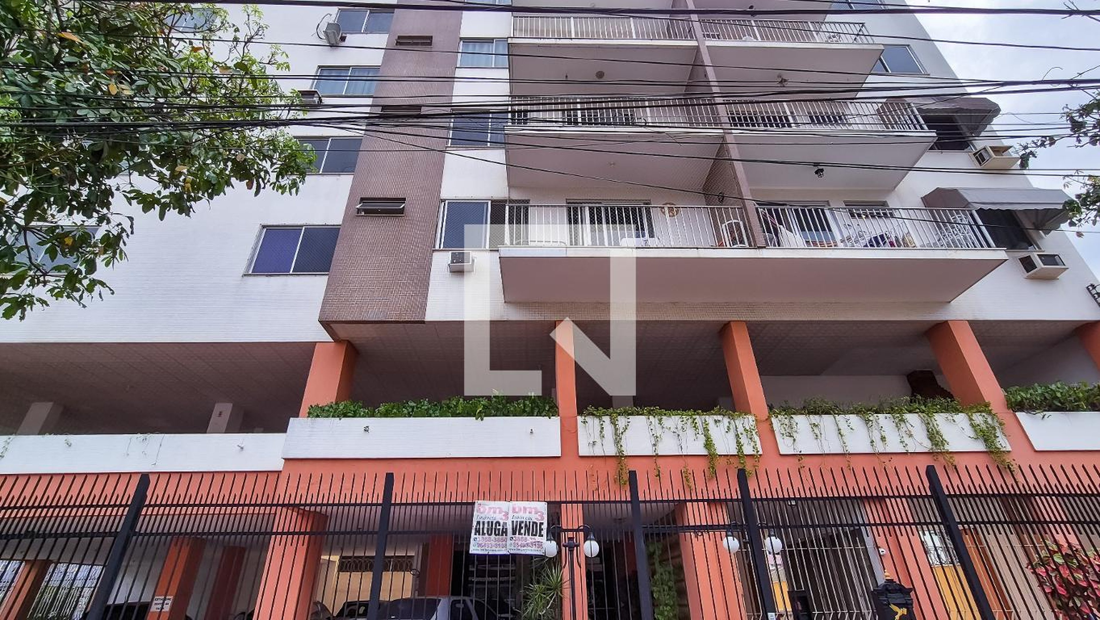 Fachada Condomínio em Rua Maria do Carmo, 180