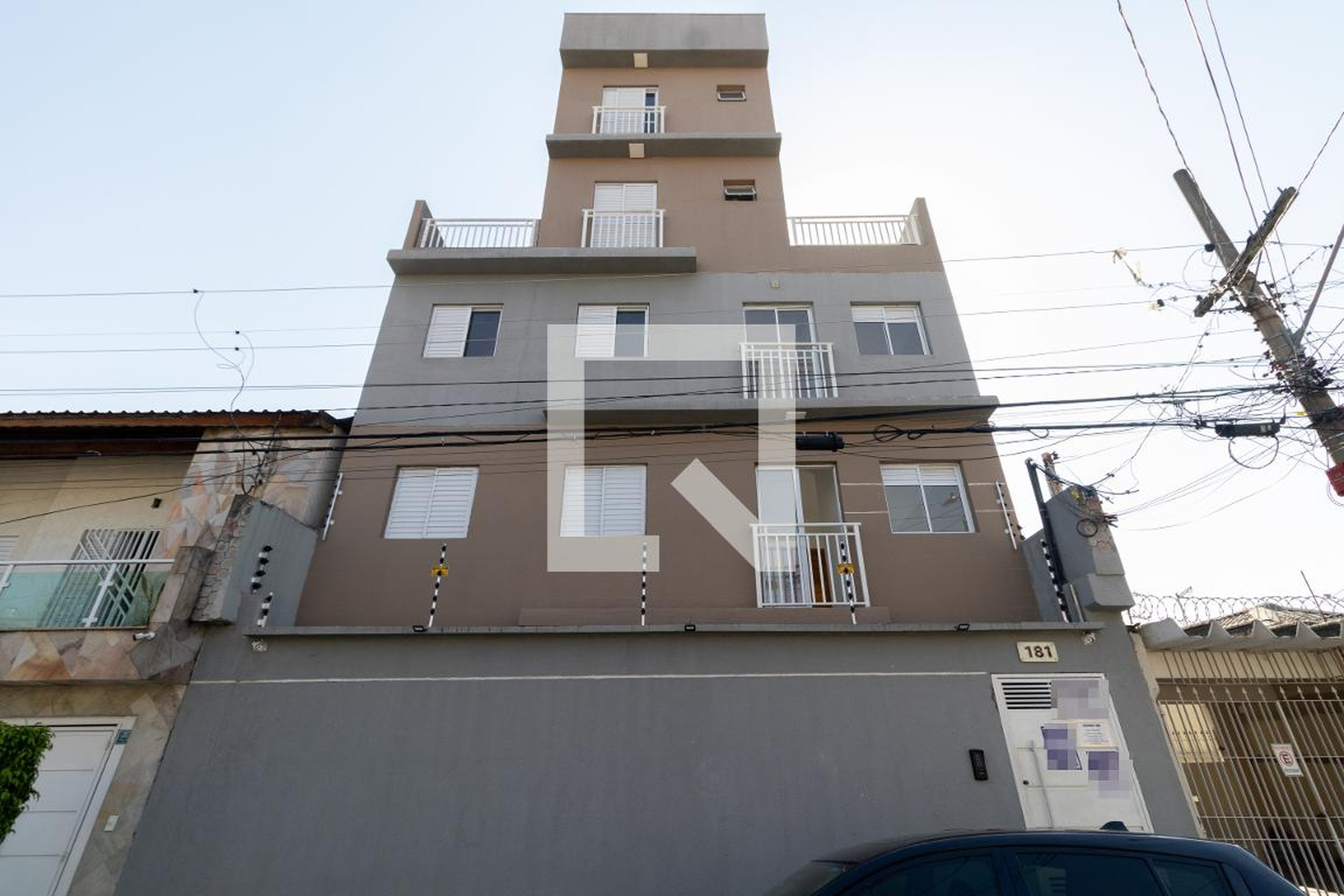 Fachada Condomínio em Rua Gustavo Vicenzzoto, 181