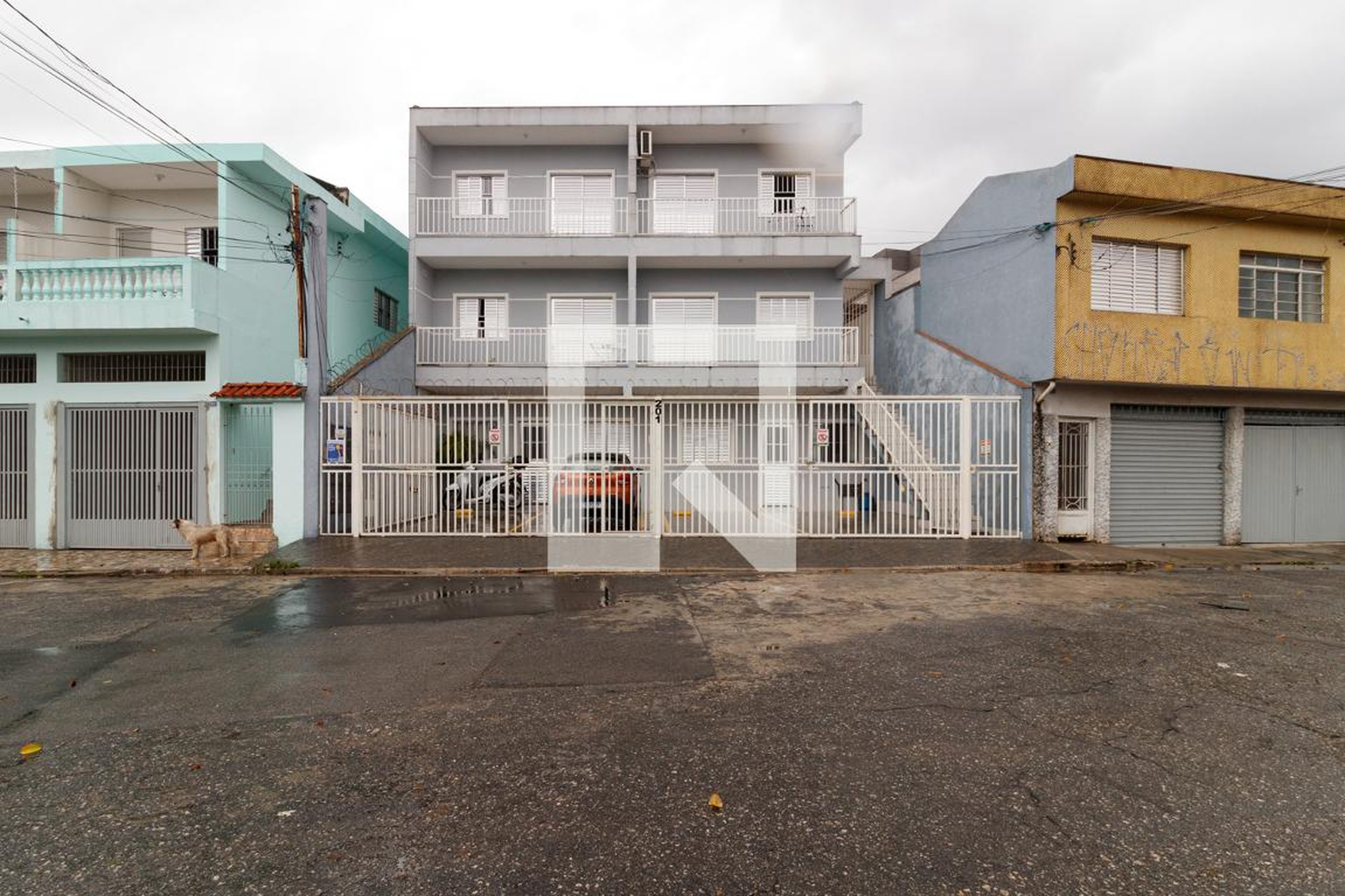 Fachada Condomínio em Rua Alves Cardoso, 201