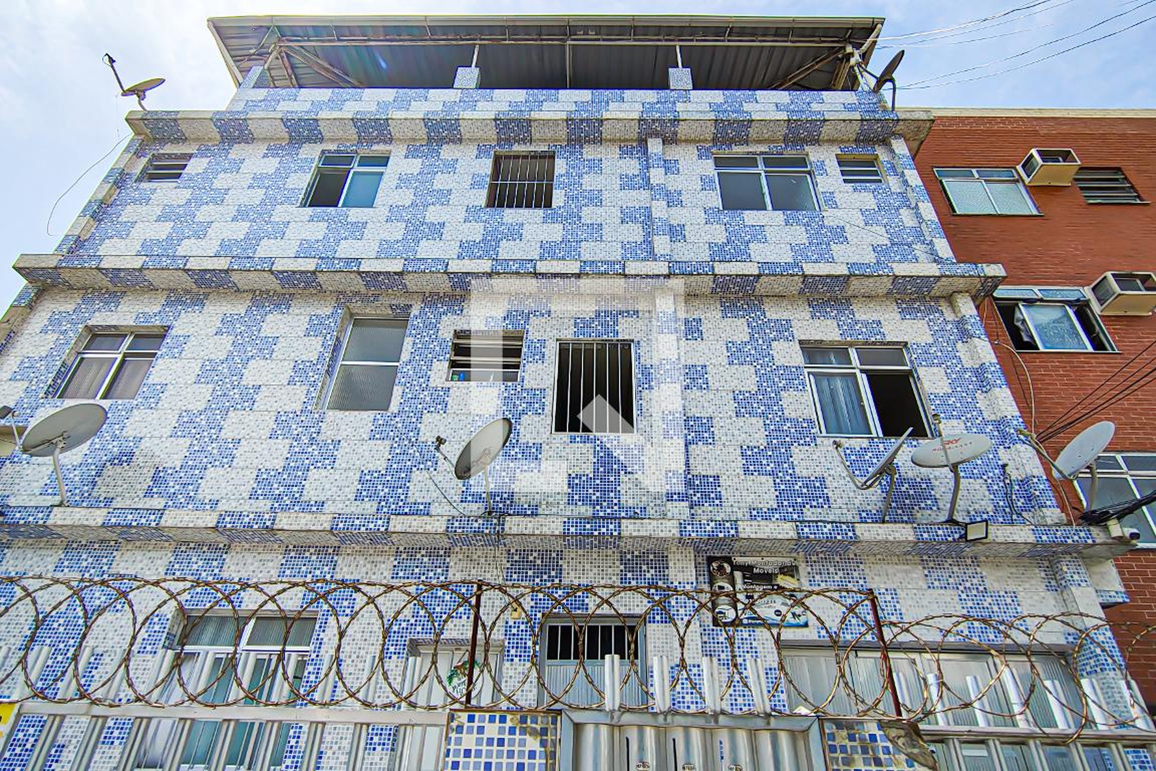 Fachada Condomínio em Rua Aurelino Ferreira, 46