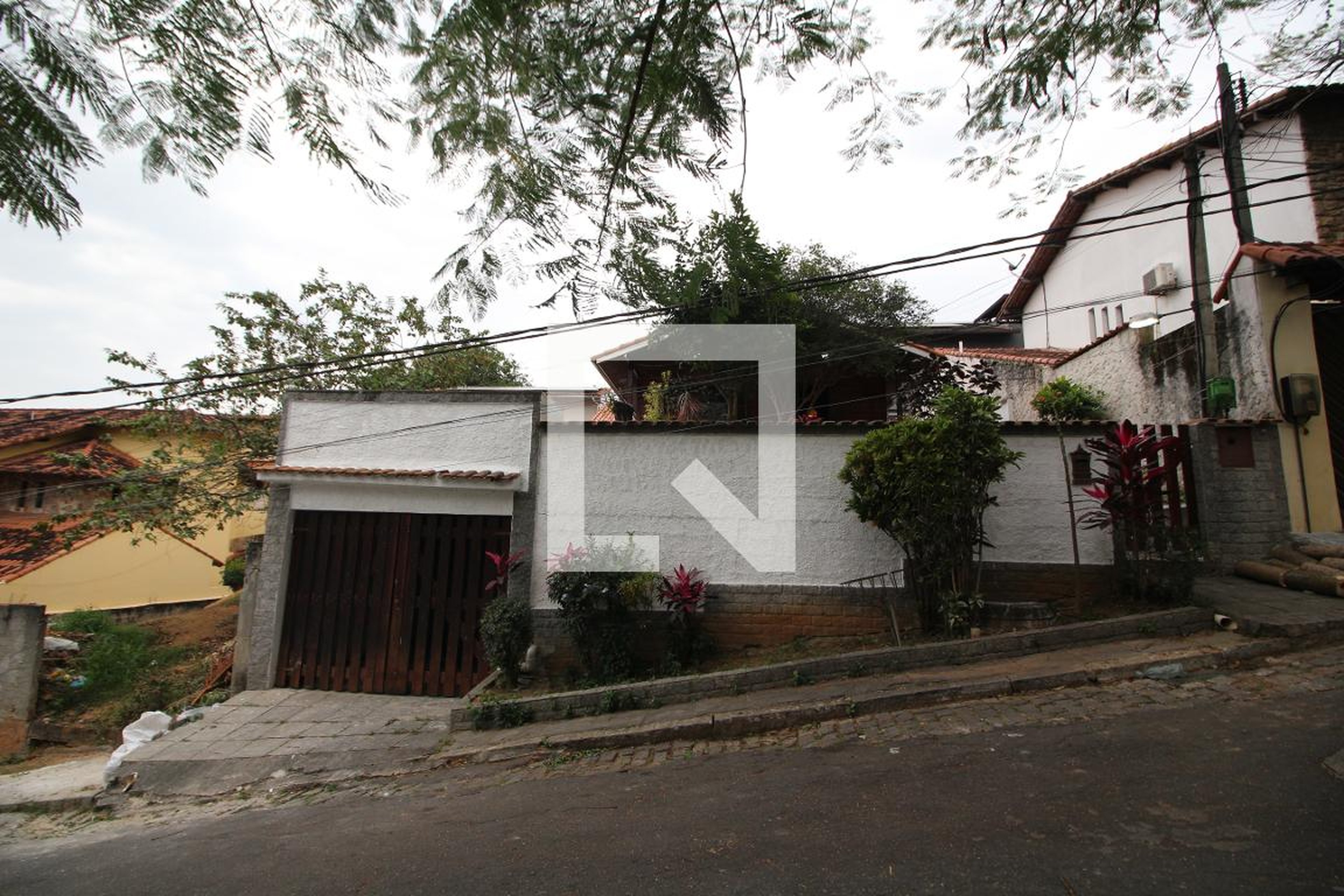 Fachada Condomínio em Rua Médico Nilson Resende, 115