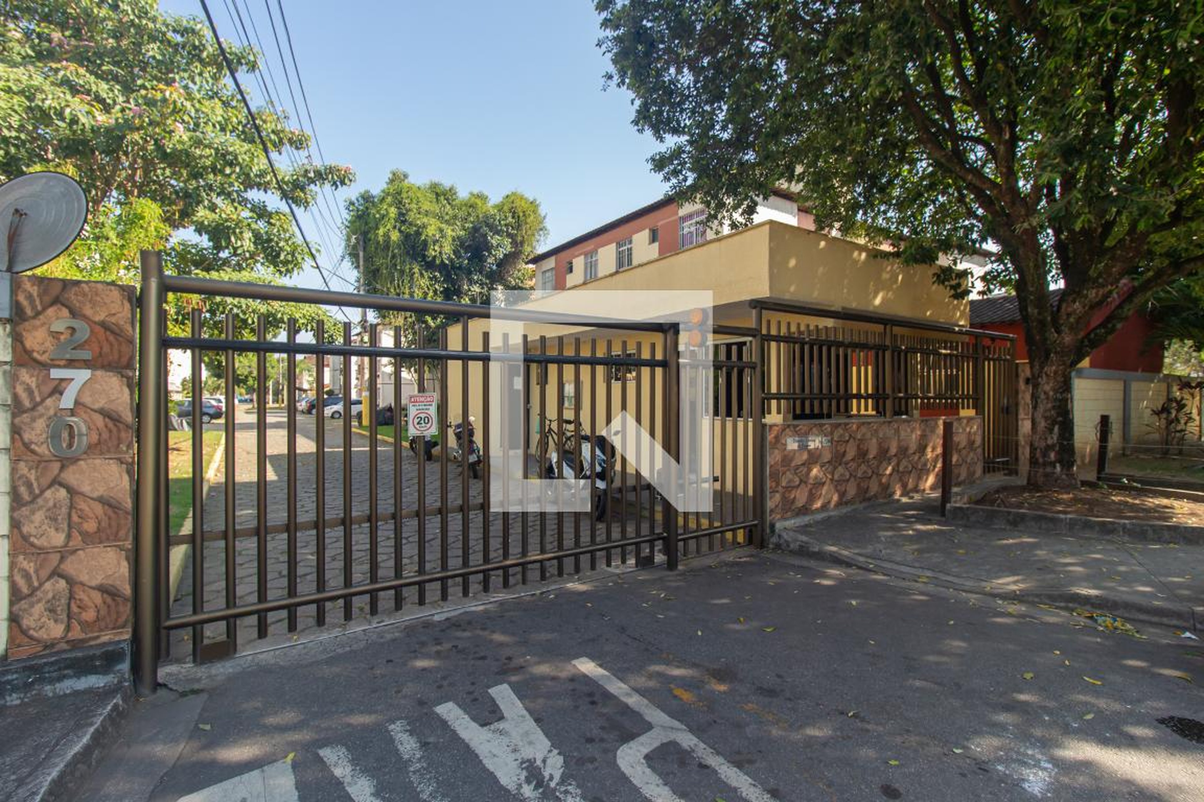 Fachada do condomínio Condomínio Vivendas dos Jardins de Cosmos