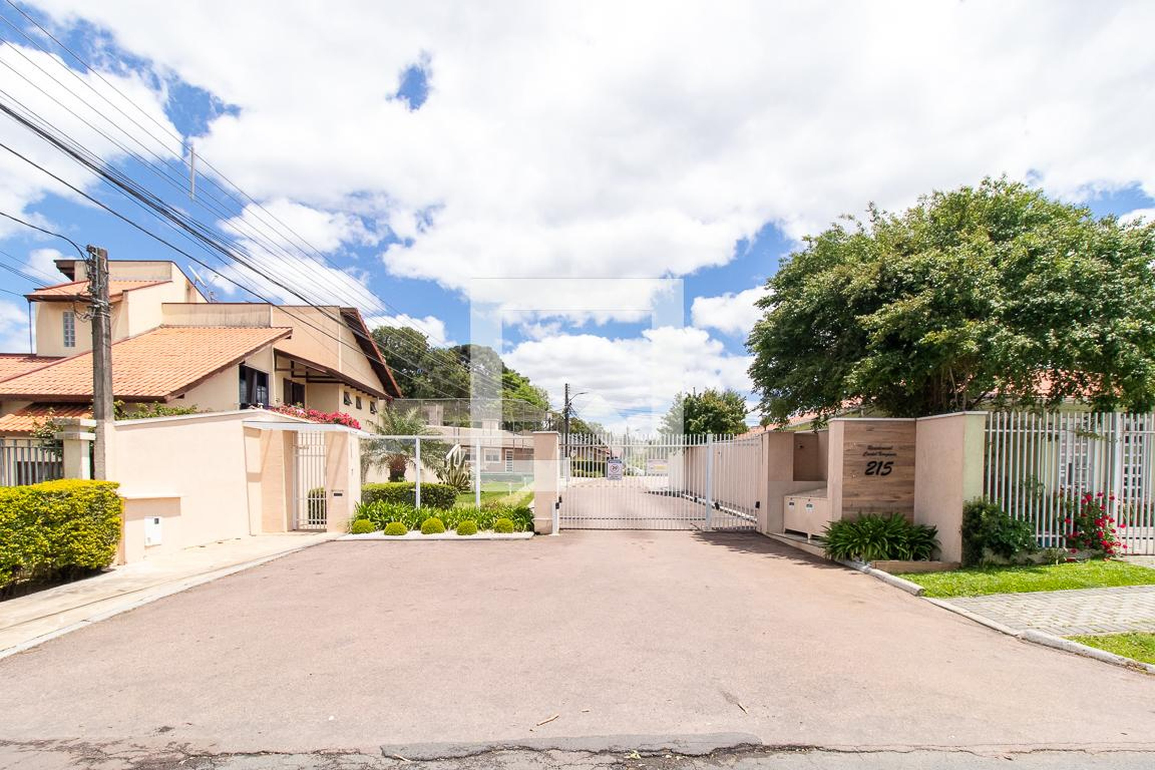 Fachada Condomínio em Rua Carlos Benato, 215