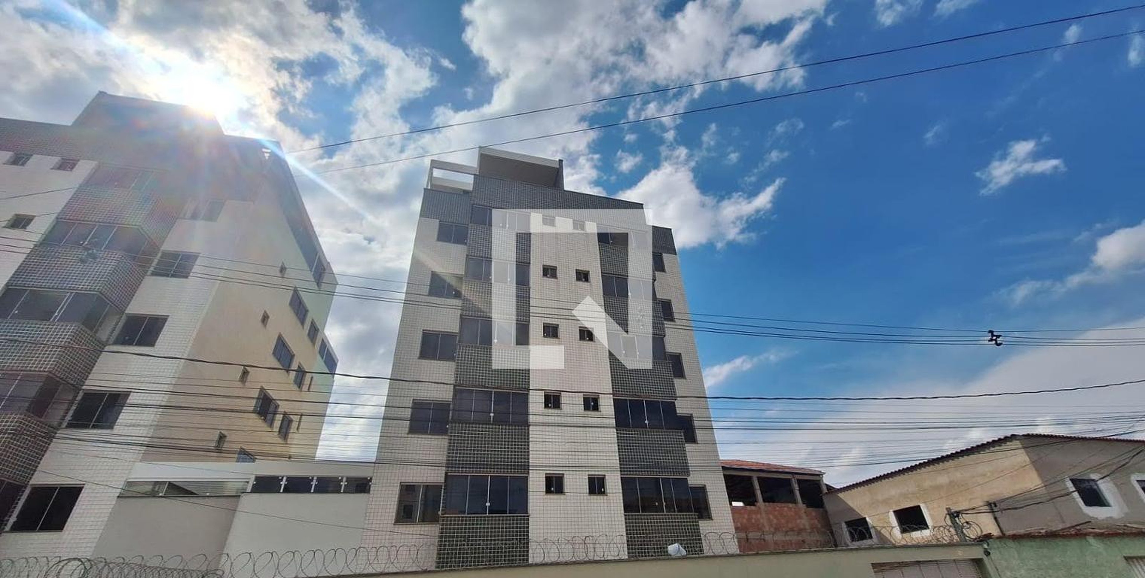 Fachada Condomínio em Rua Hh, 52