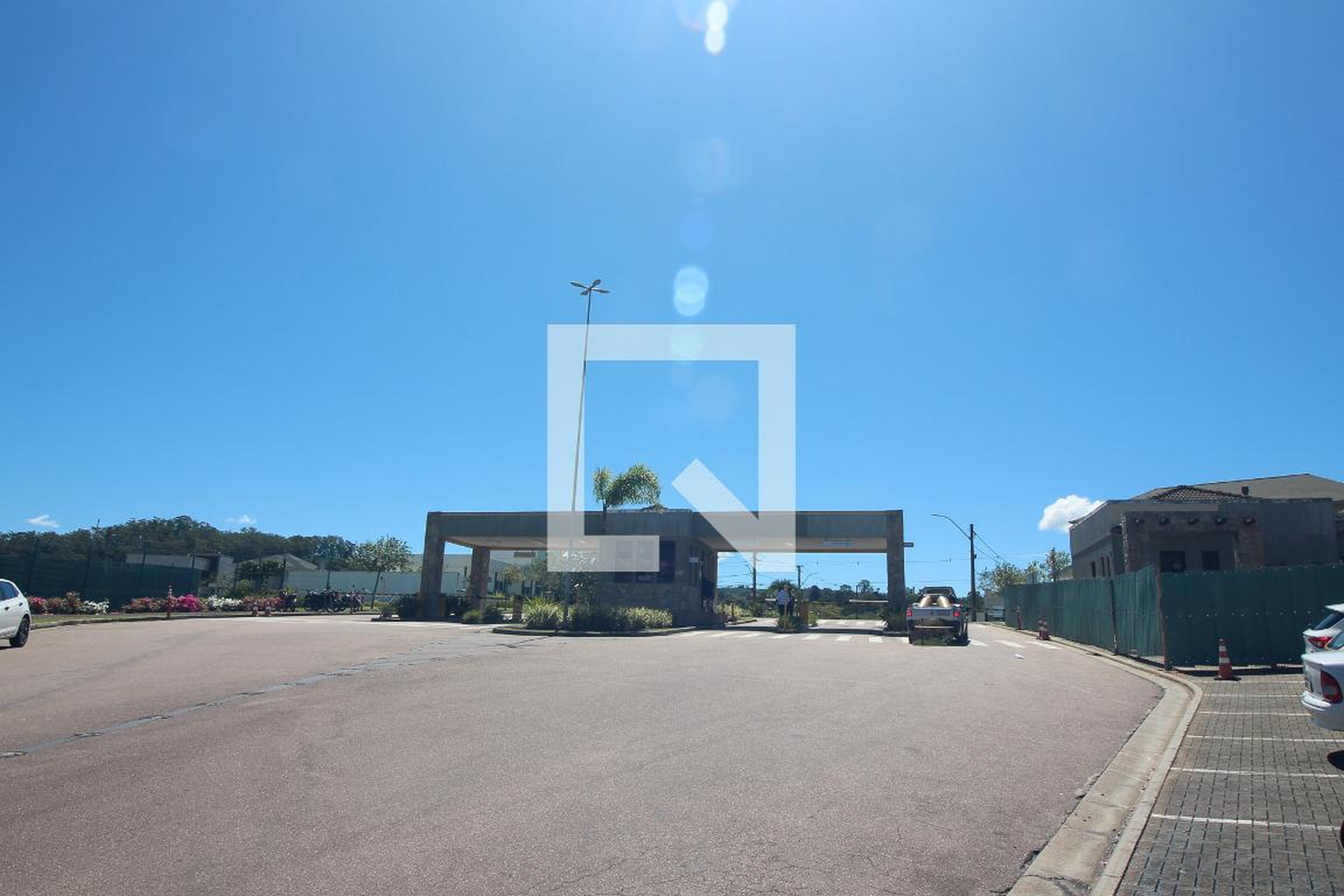 Fachada Condomínio em Estrada das Três Meninas, 2000