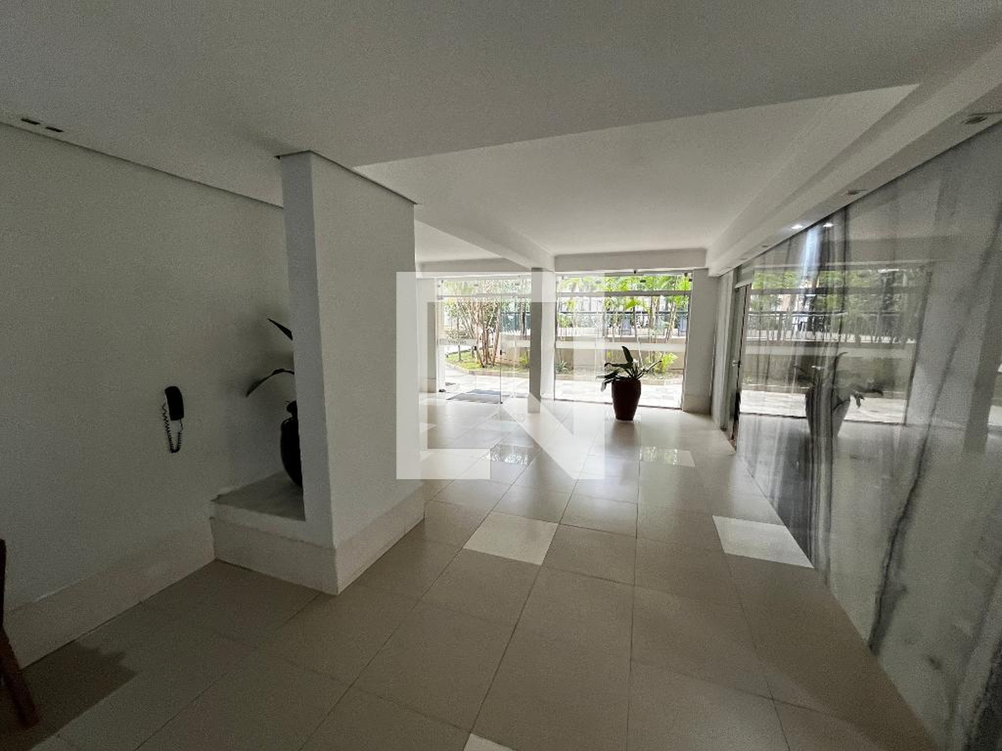 Hall de entrada - Santanas Contemporary Free Home