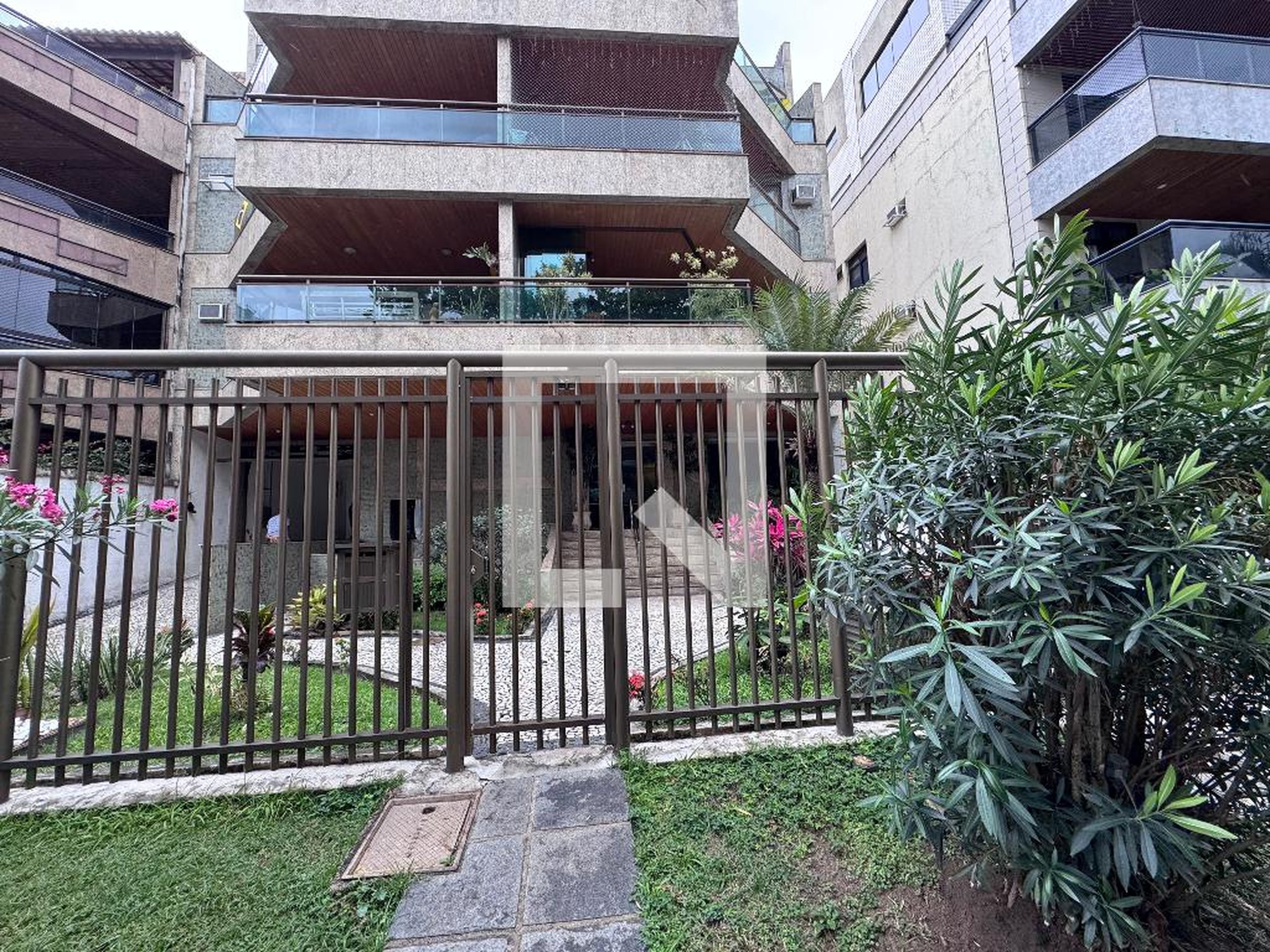 Fachada Condomínio em Rua Desembargador Oscár Tenório, 95