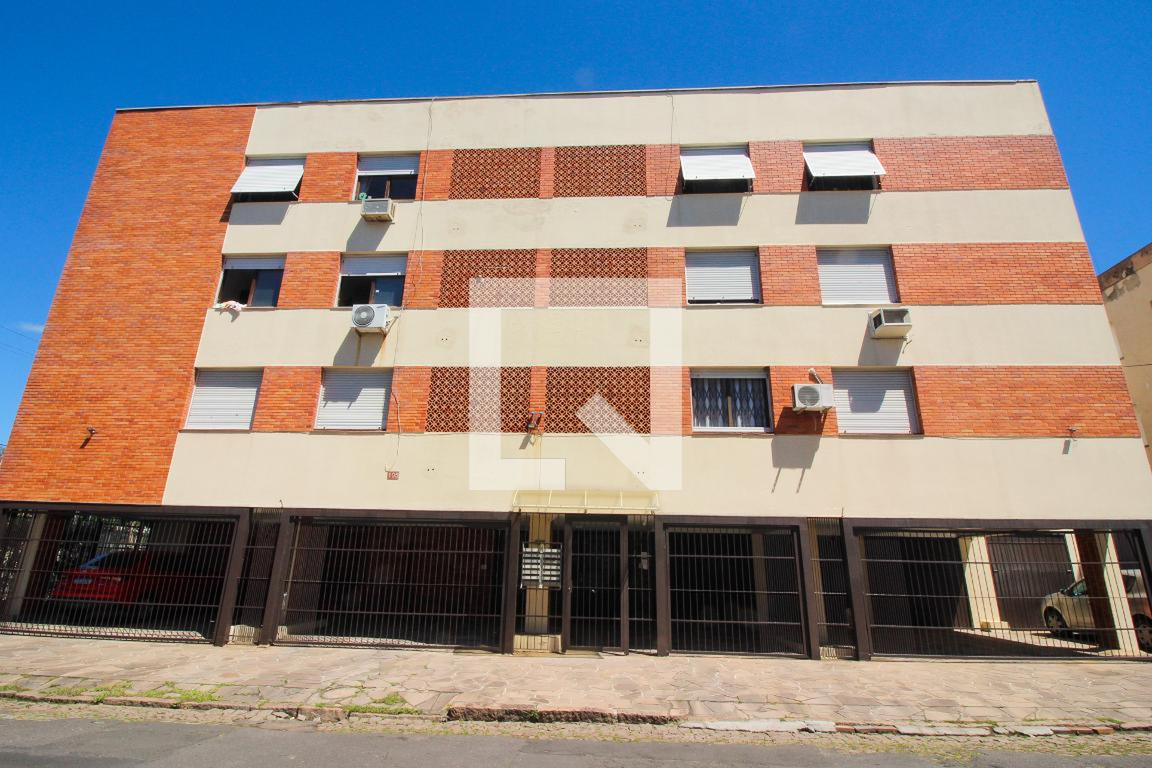 Fachada do Prédio Condomínio em Rua Rocha Pombo, 105