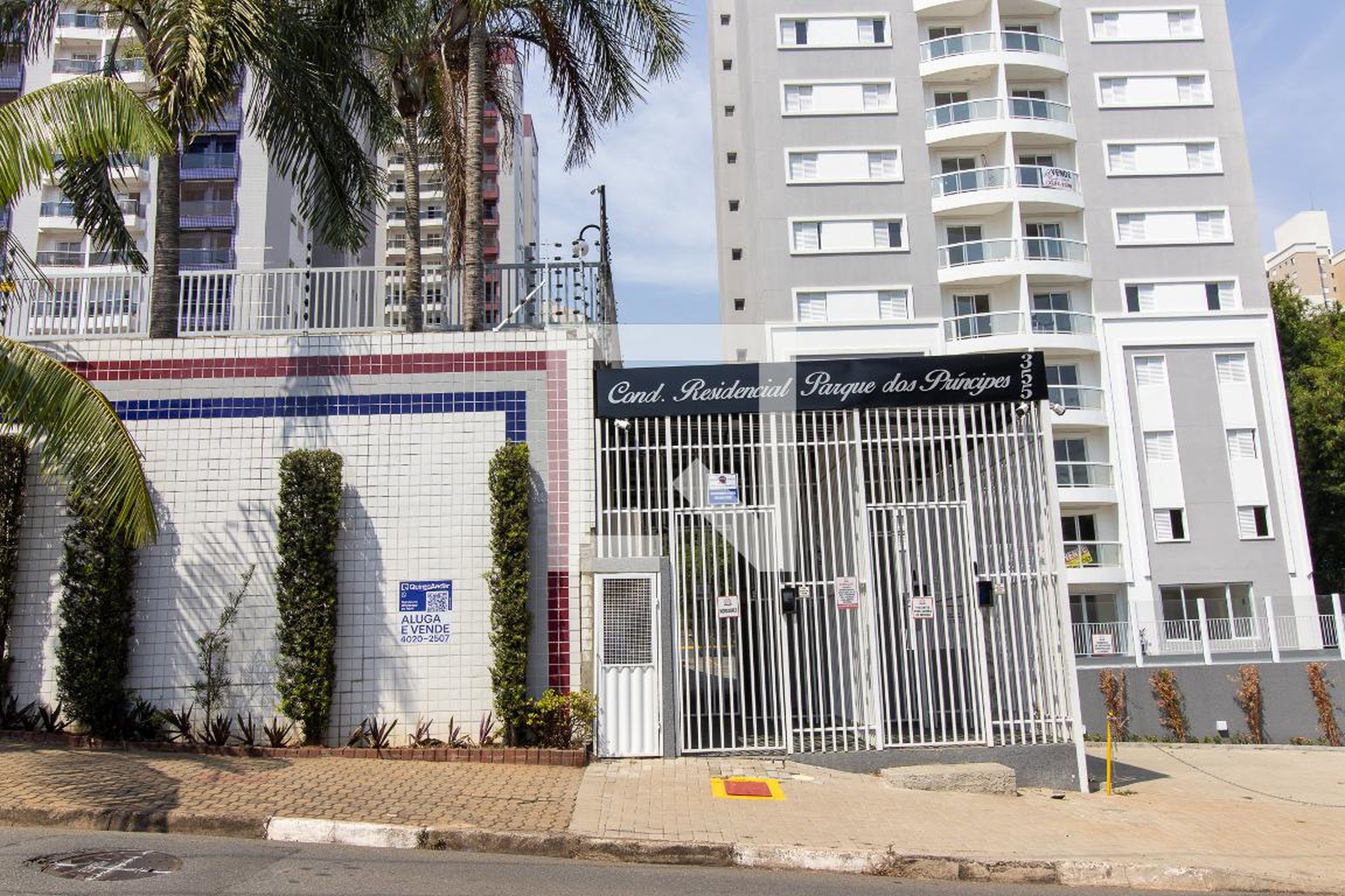 Fachada Condomínio em Rua Hermantino Coelho, 355