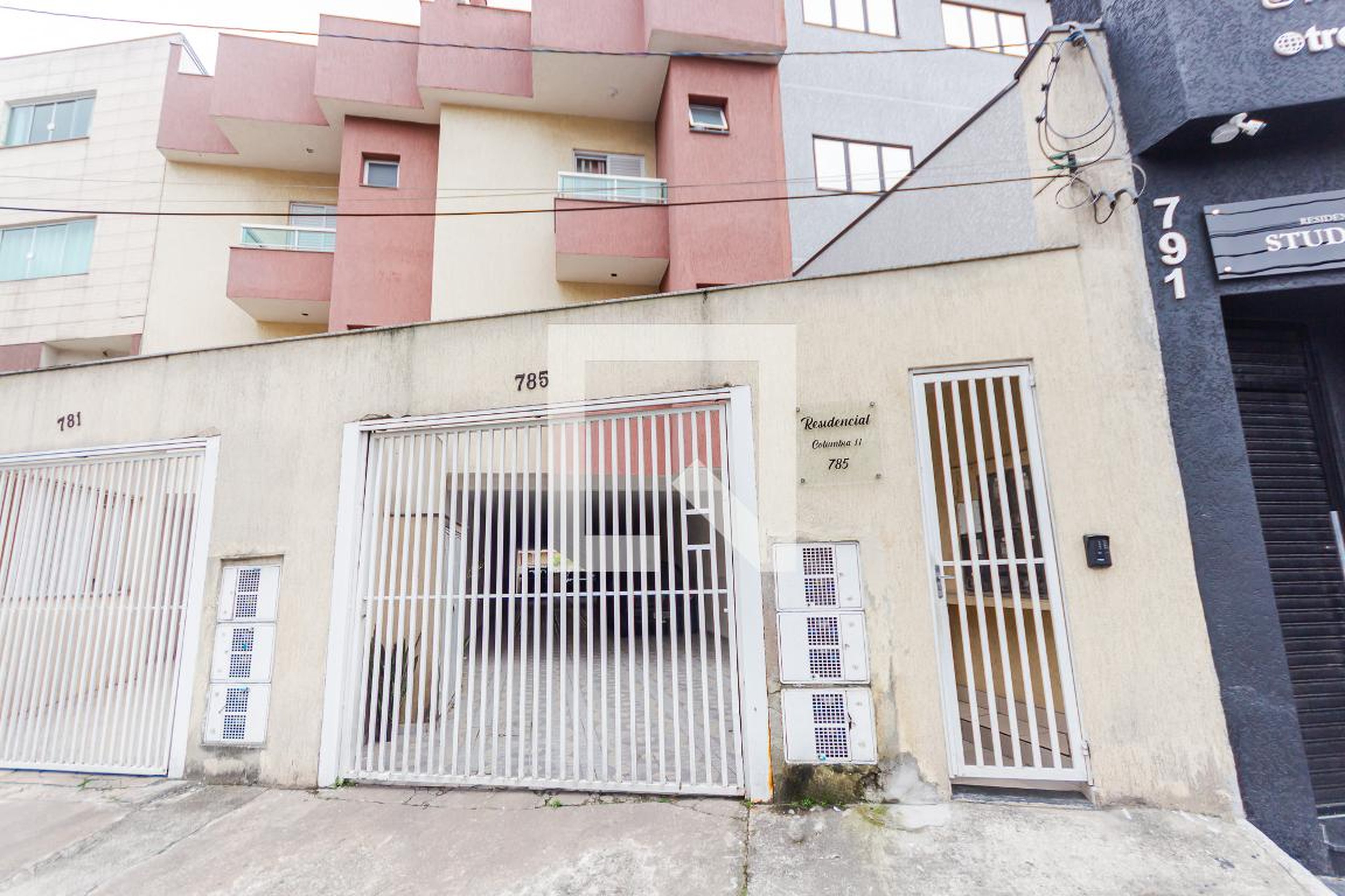 Fachada Condomínio em Rua Colúmbia, 785