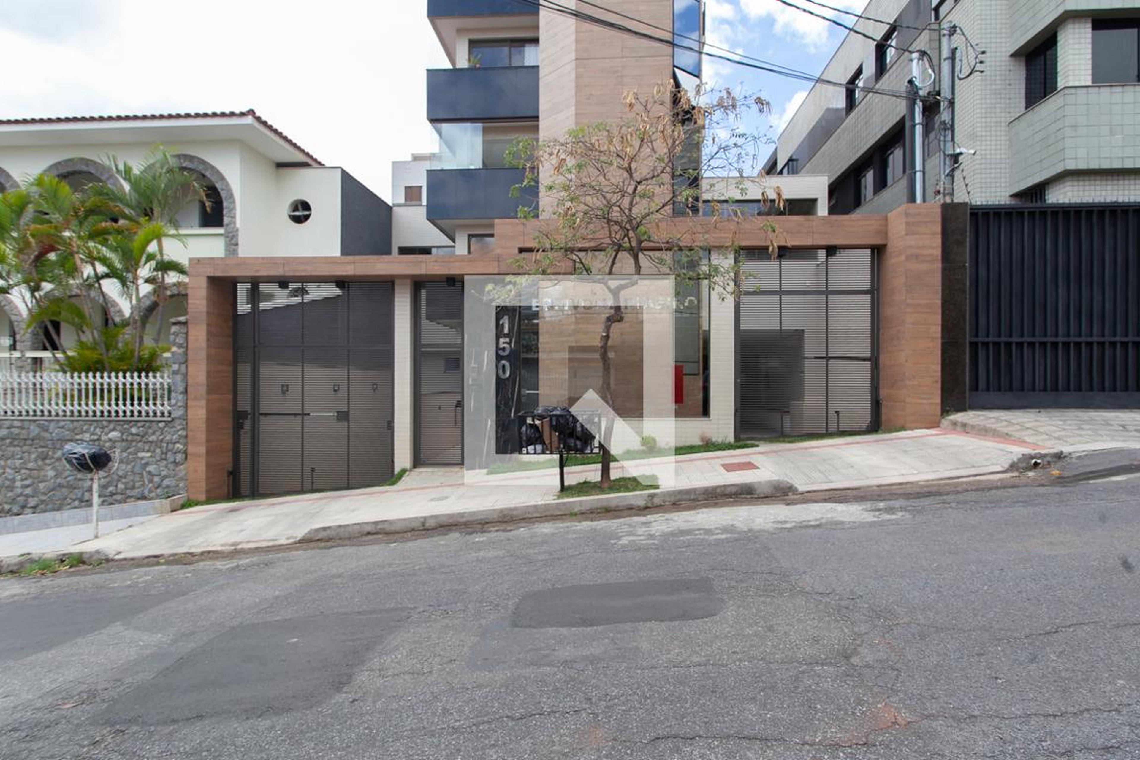 Fachada Condomínio em Rua Raimundo Vaz de Melo, 150