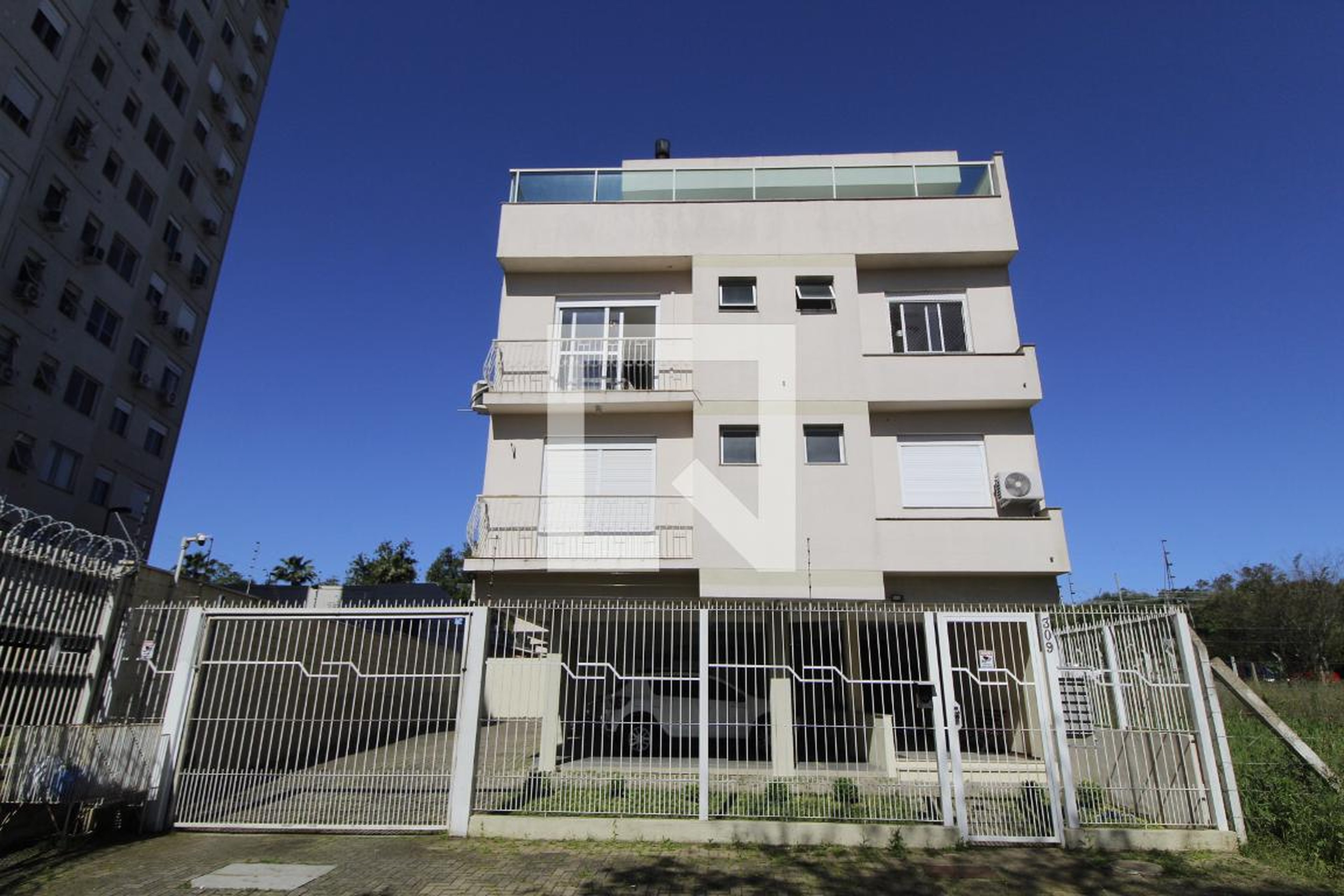 Fachada Condomínio em Rua Luís Fontoura Júnior, 309