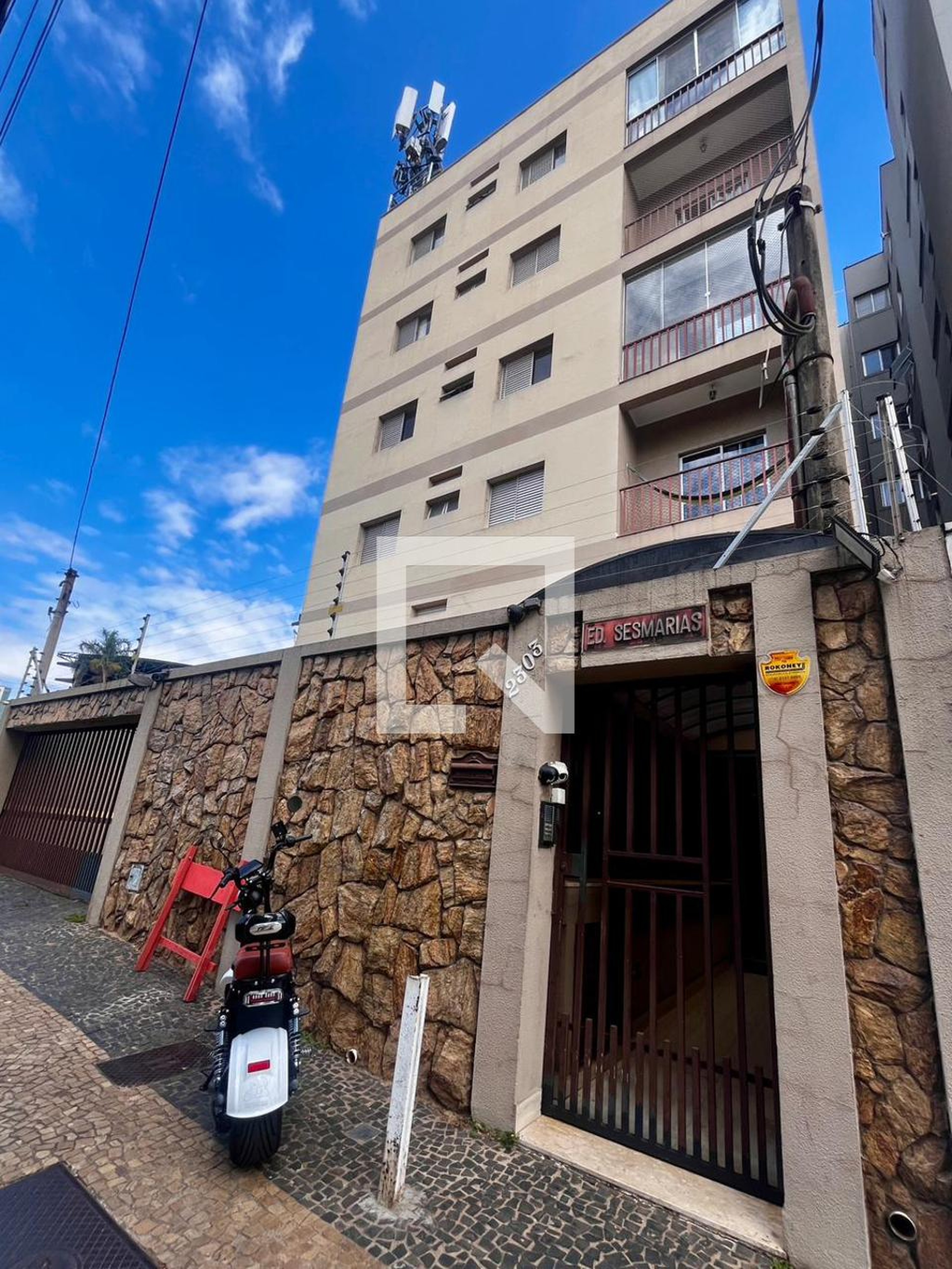 Fachada do prédio Condomínio em Avenida José de Sousa Campos, 2303