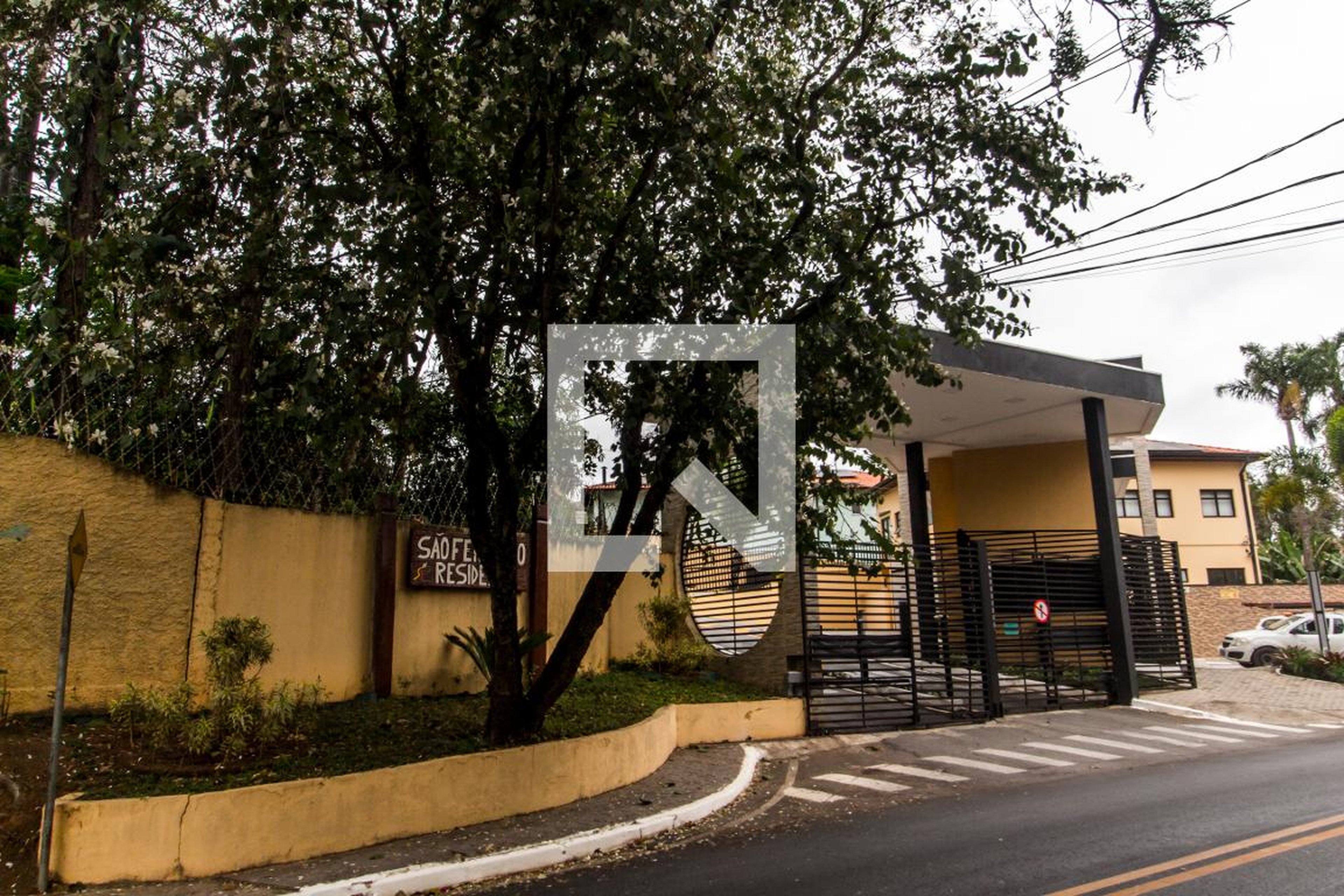 Fachada do Condomínio Condomínio São Fernando Residência