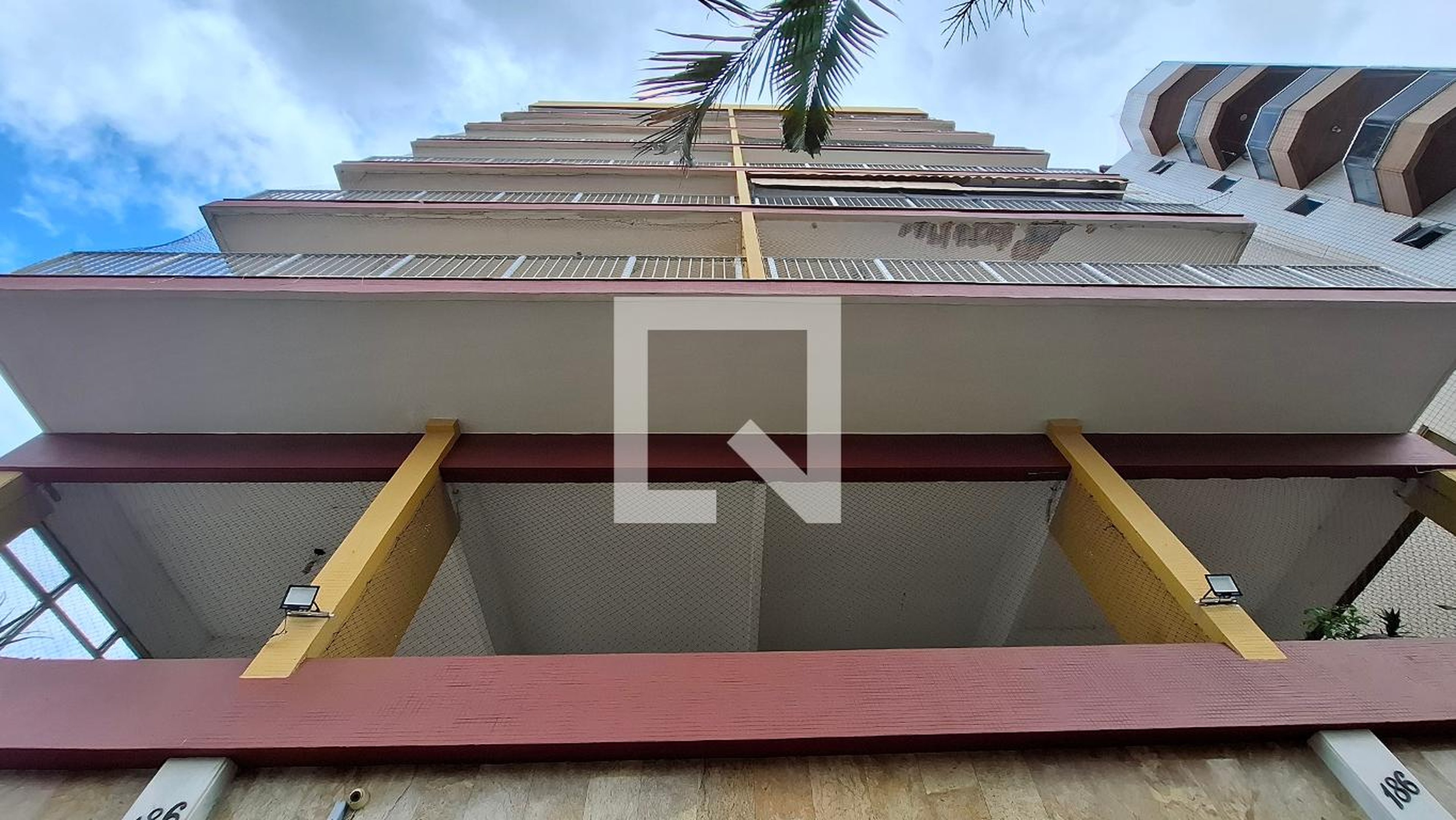 Fachada Condomínio em Rua Capitão Machado, 186