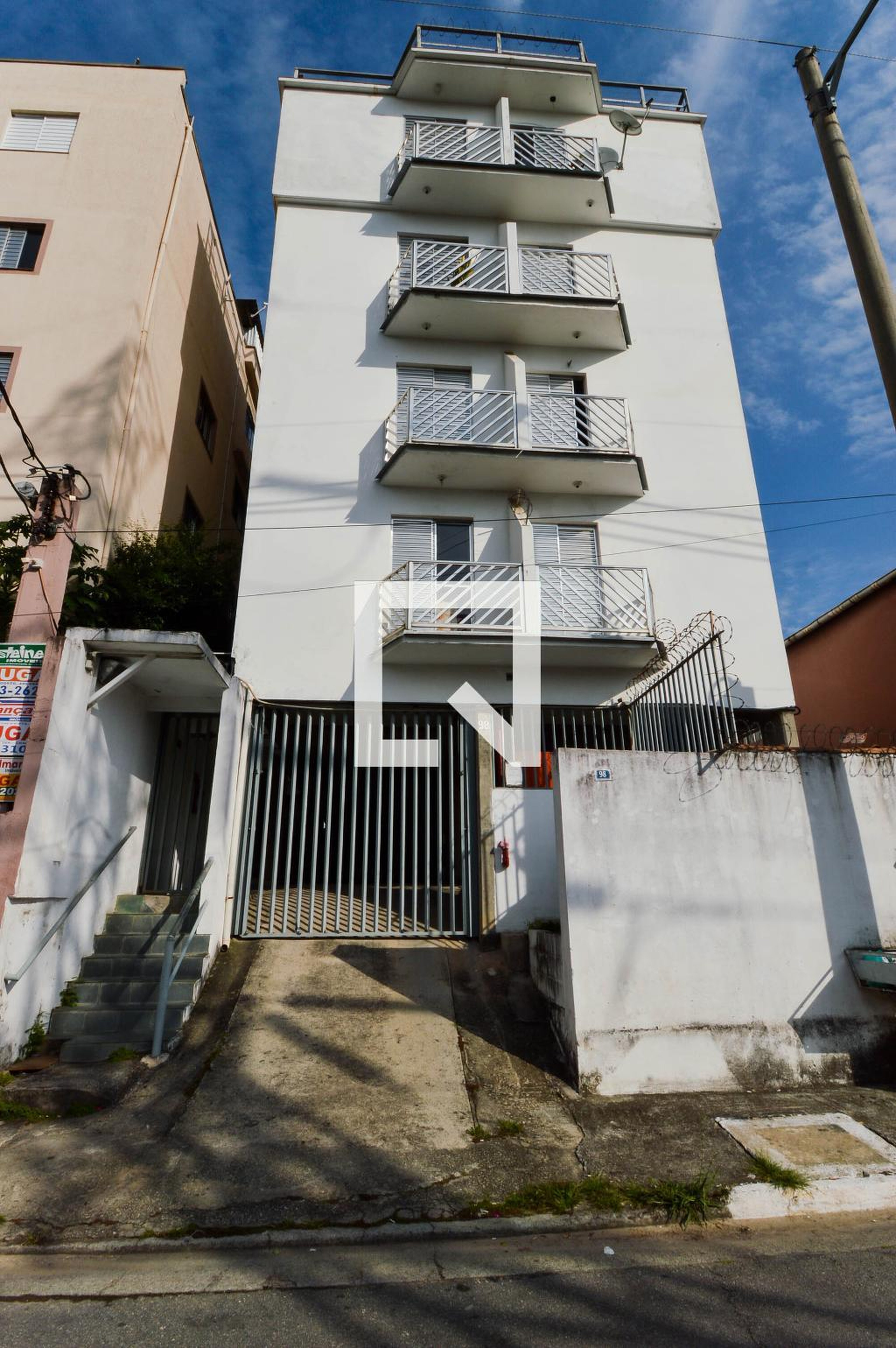 Fachada Condomínio em Rua Pedro, 98