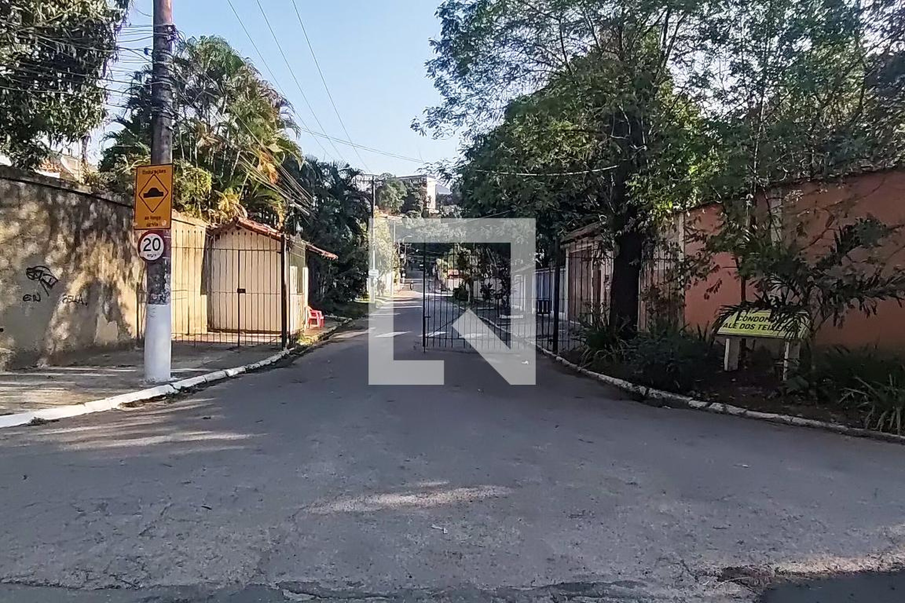 Fachada Condomínio em Estrada dos Teixeiras, 222