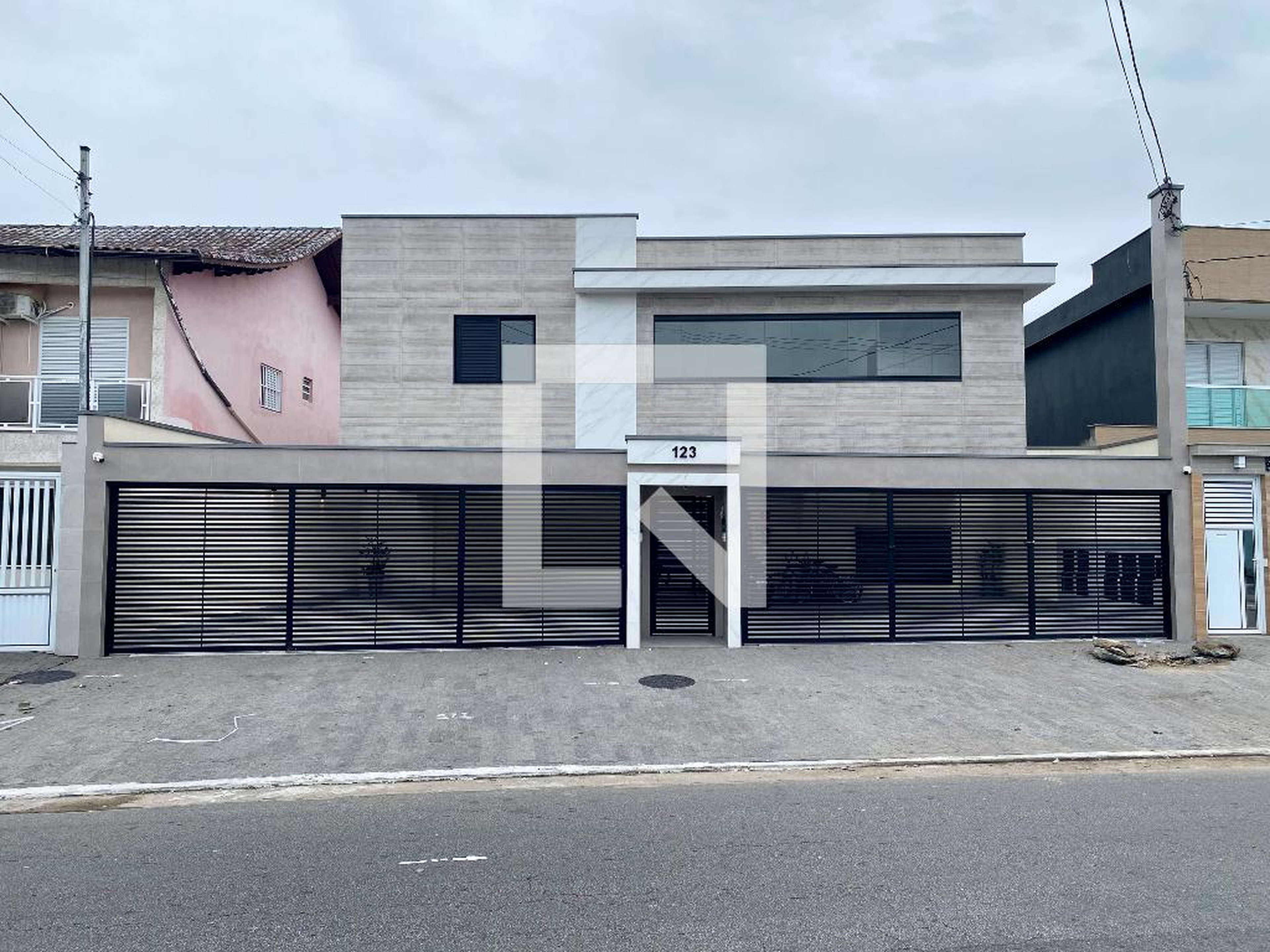 Fachada Condomínio em Rua Martin Francisco, 123