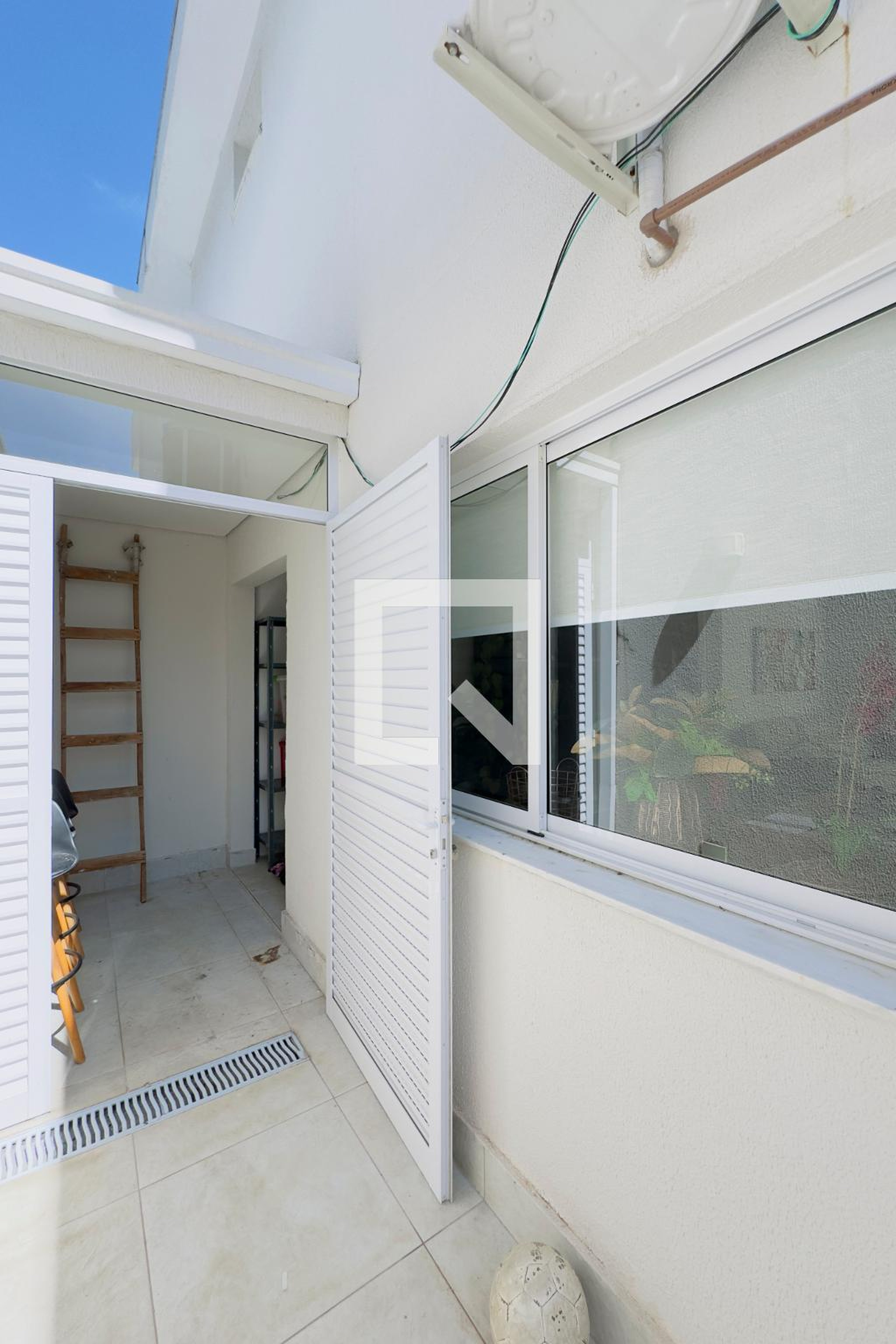 Área Externa Condomínio em Rua Roberto Felício, 55