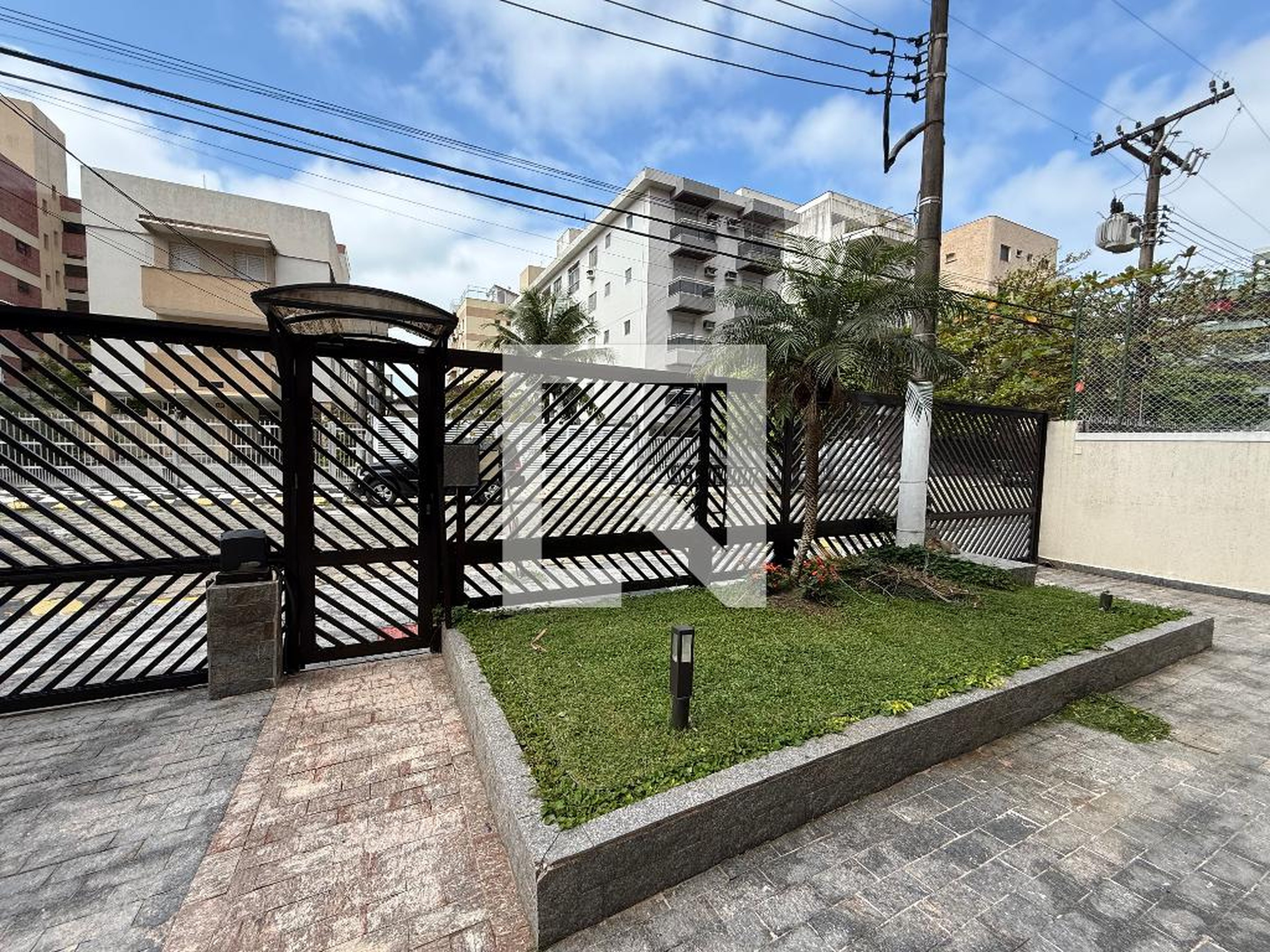 Fachada Condomínio em Rua Dona Vitória Yunes Stefano, 115