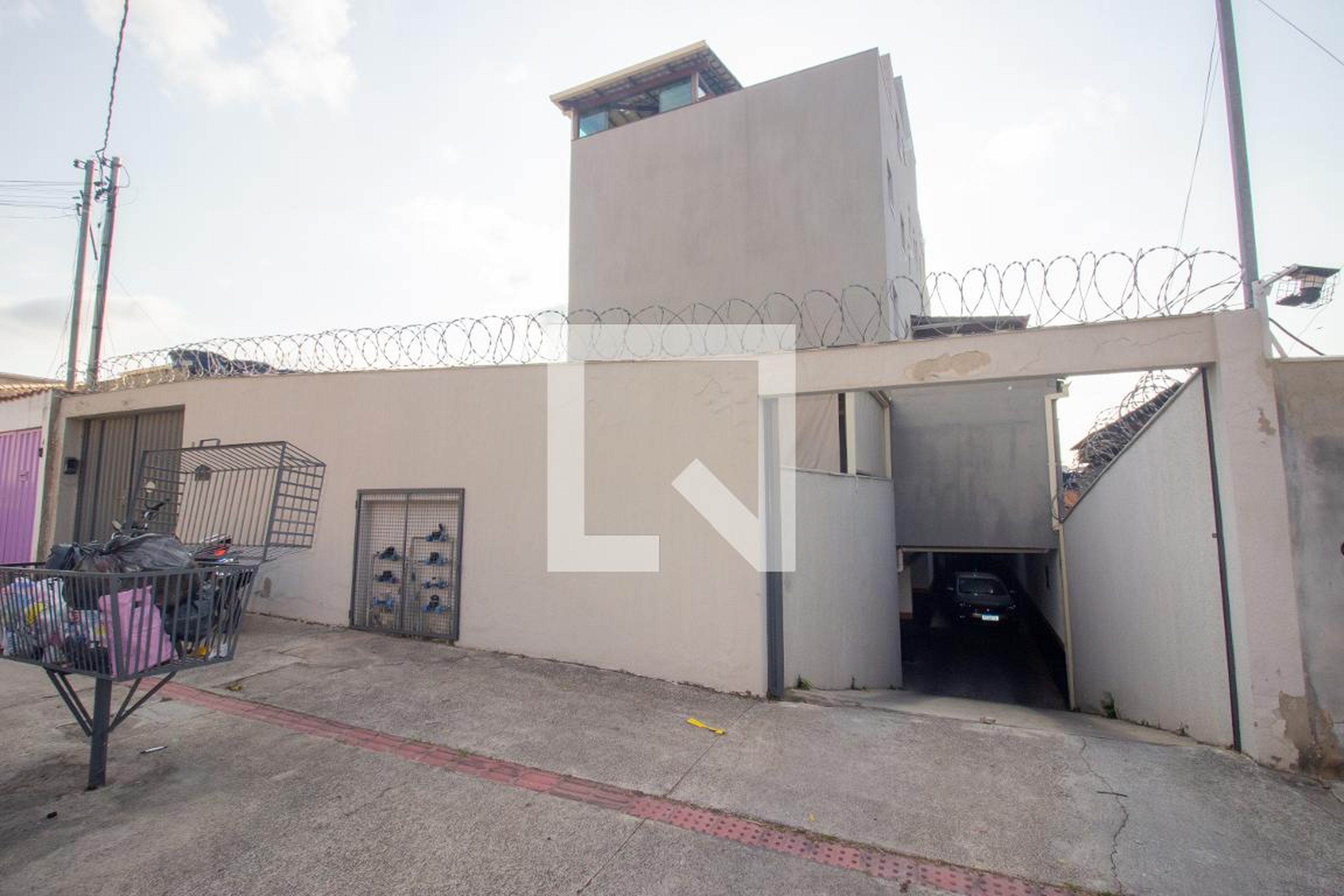 Fachada Condomínio em Rua Vinte e Cinco, 323