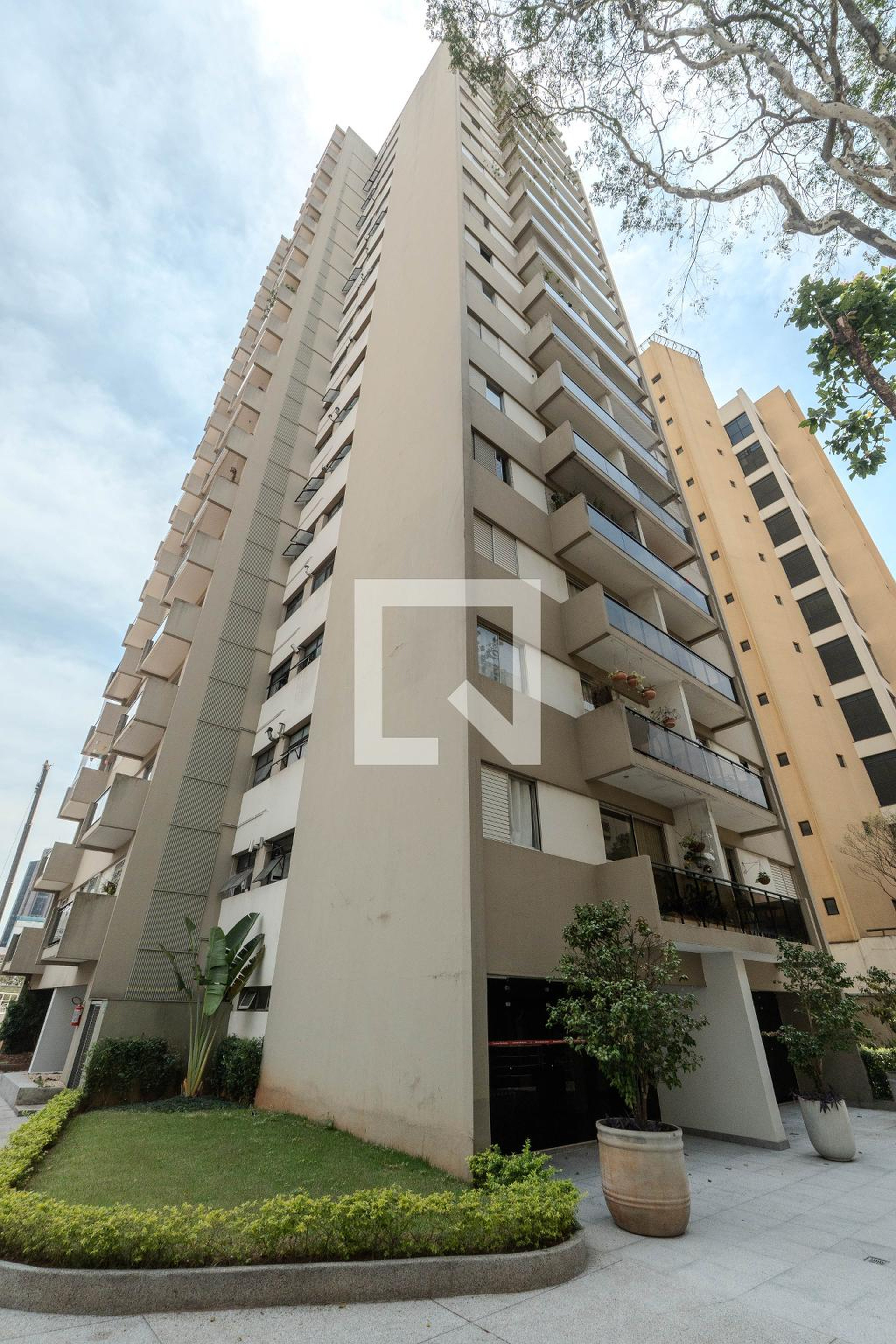 Fachada Condomínio em Rua Bela Cintra, 2