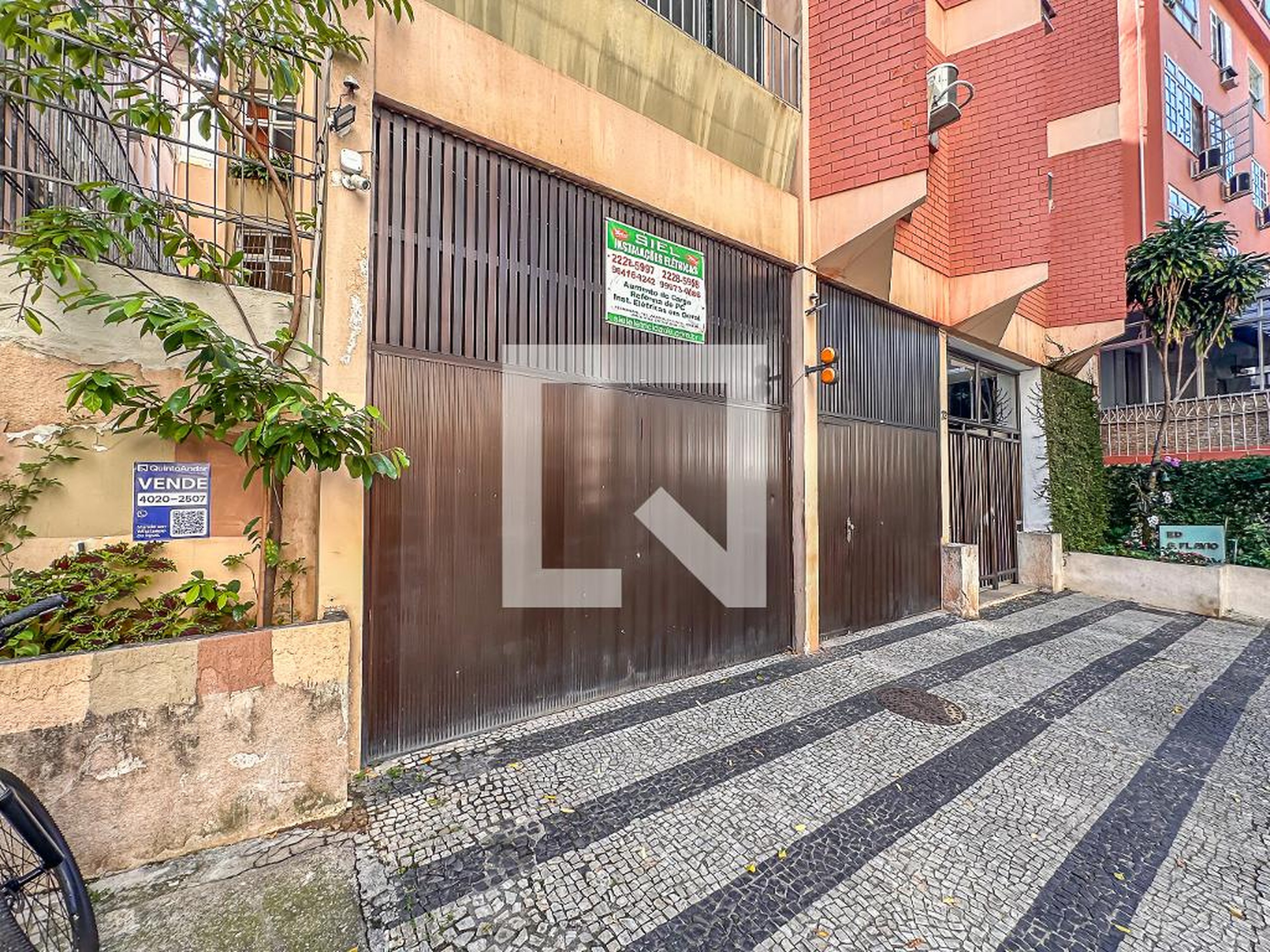 Fachada Condomínio em Rua Professor Ortiz Monteiro, 72