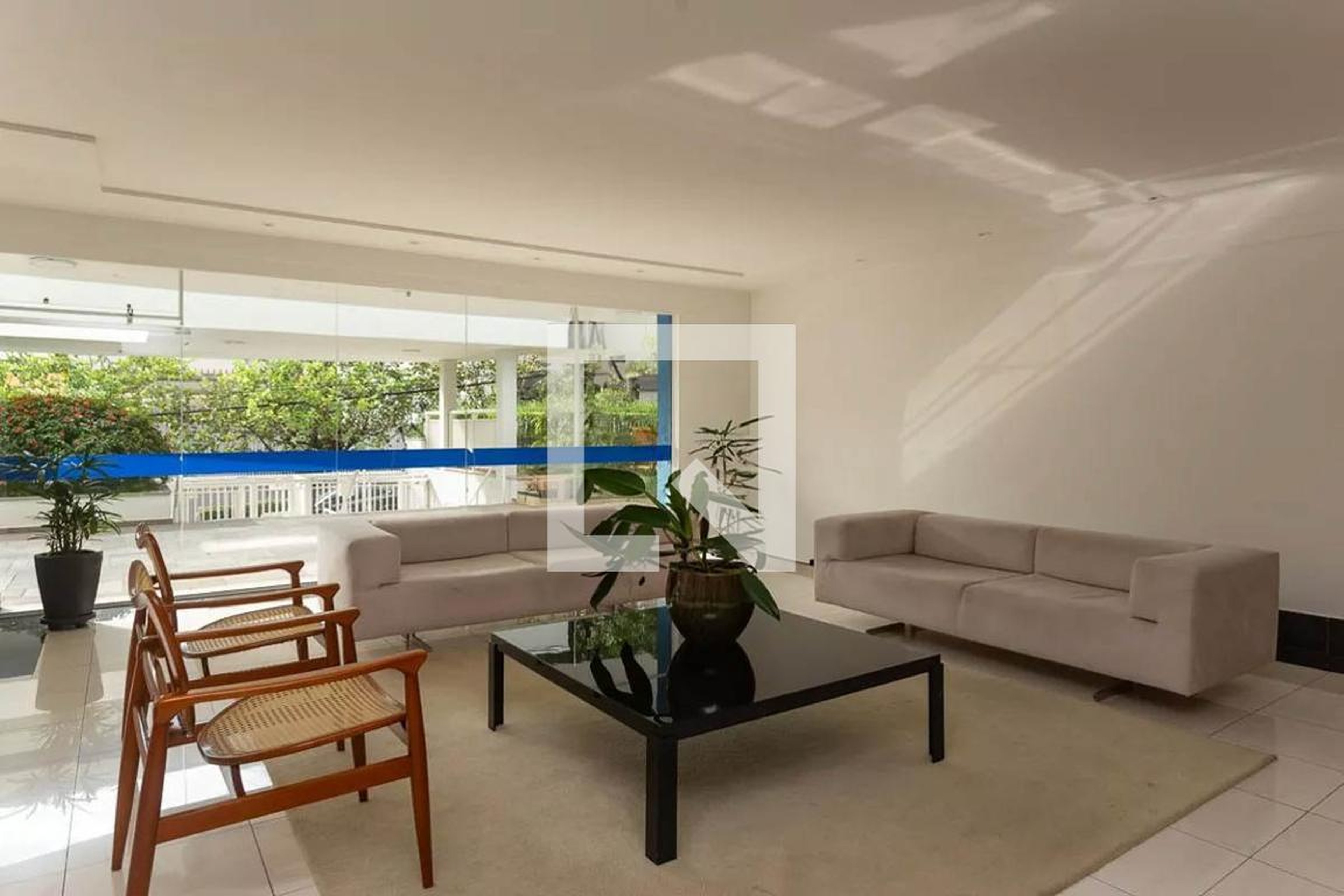 Hall Social - Platinum