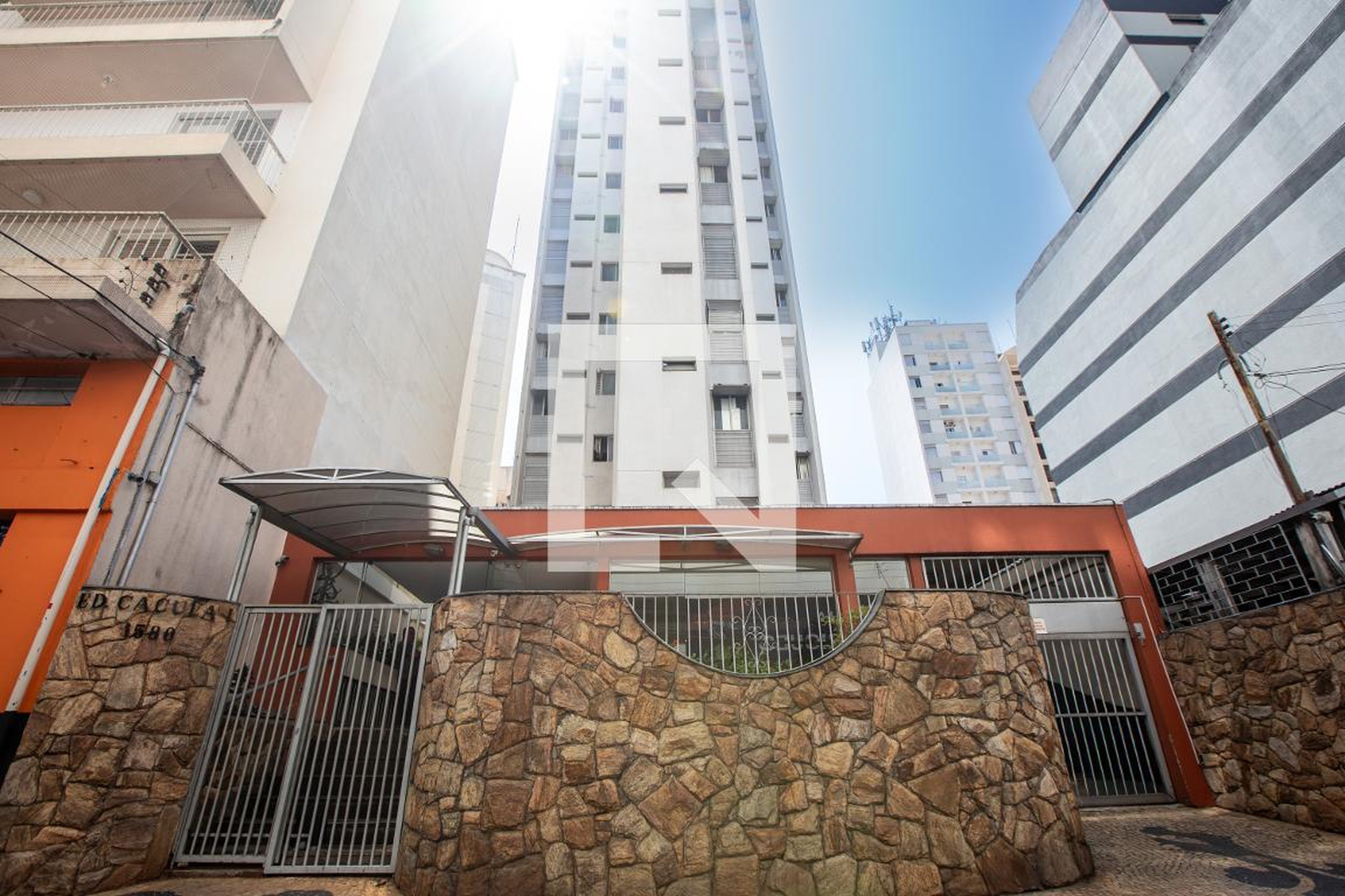 Fachada Condomínio em Rua Doutor Quirino, 1580