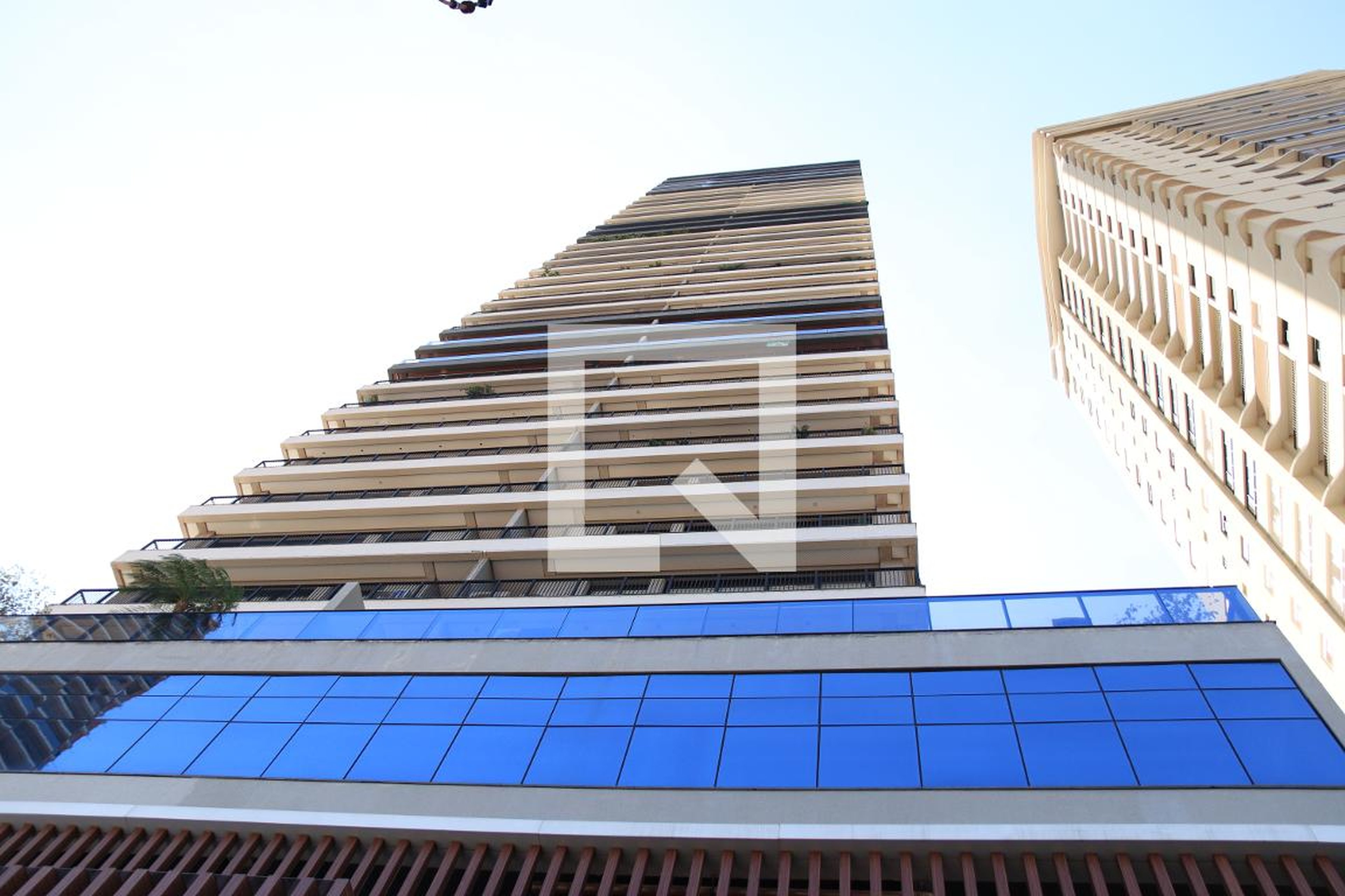 Fachada Condomínio em Rua 1128, 242