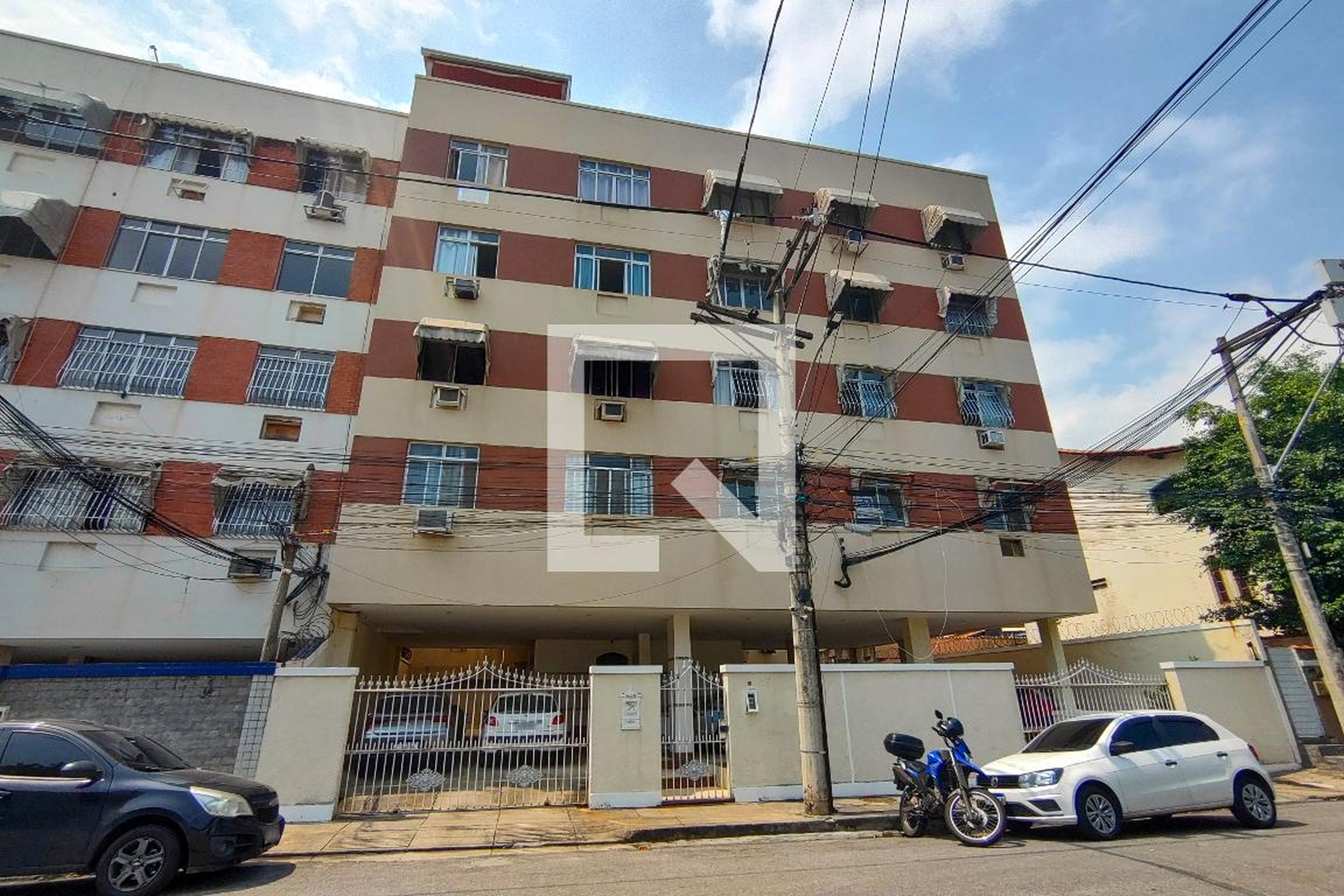 Fachada Condomínio em Rua Adélia Constantino, 138