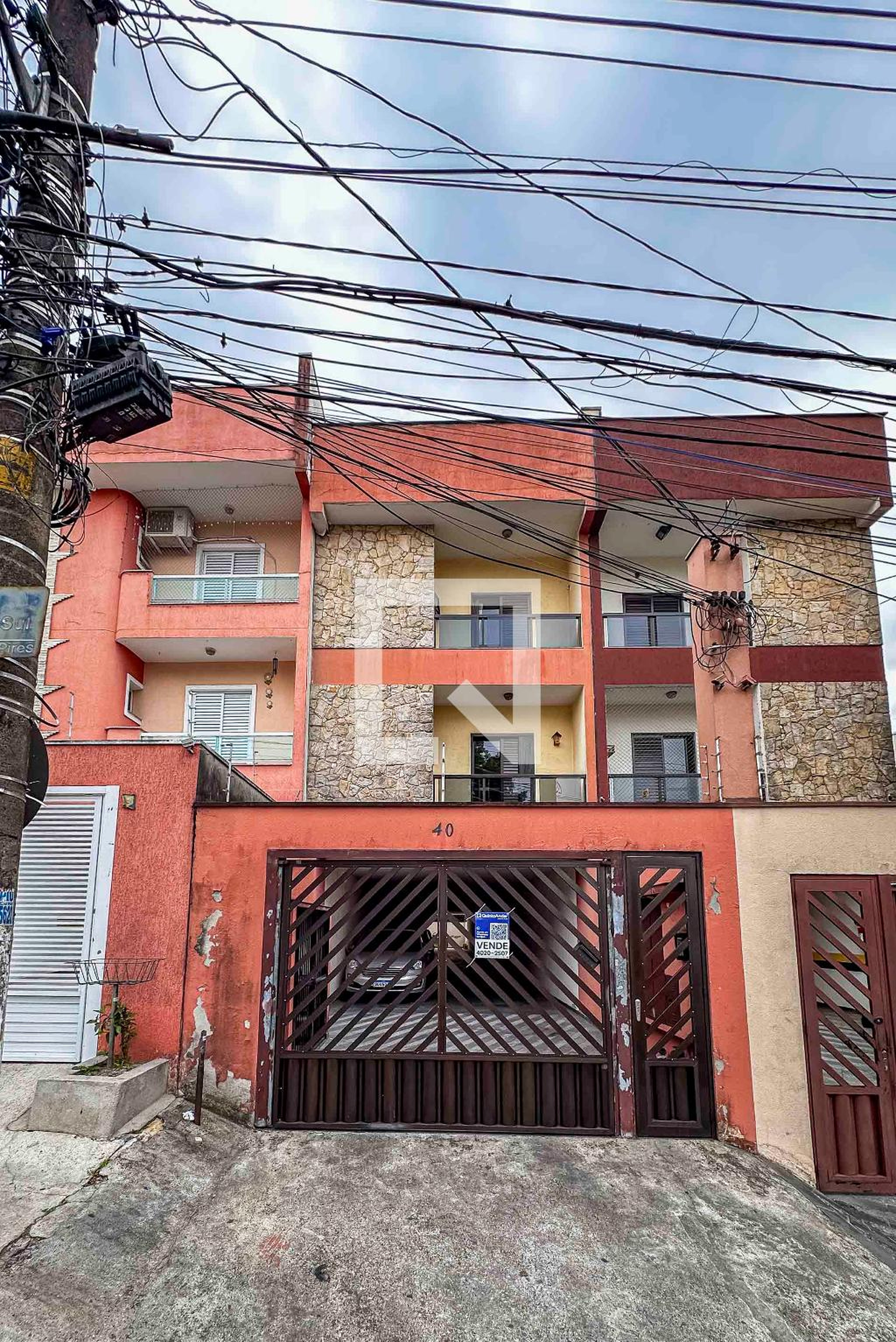 Fachada Condomínio em Rua Cruzeiro do Sul, 40