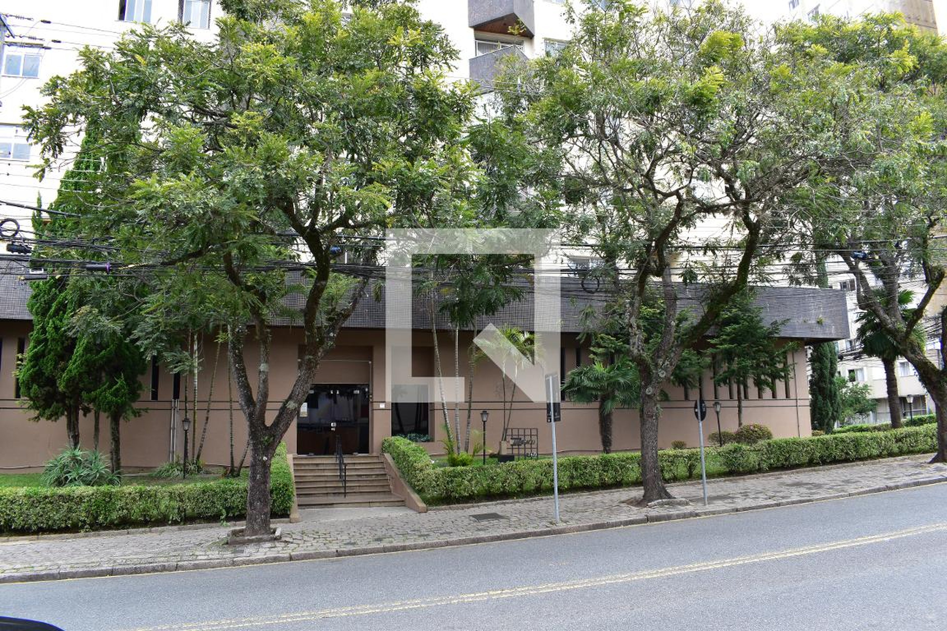 Fachada Condomínio em Rua Francisco Alves Guimarães, 160