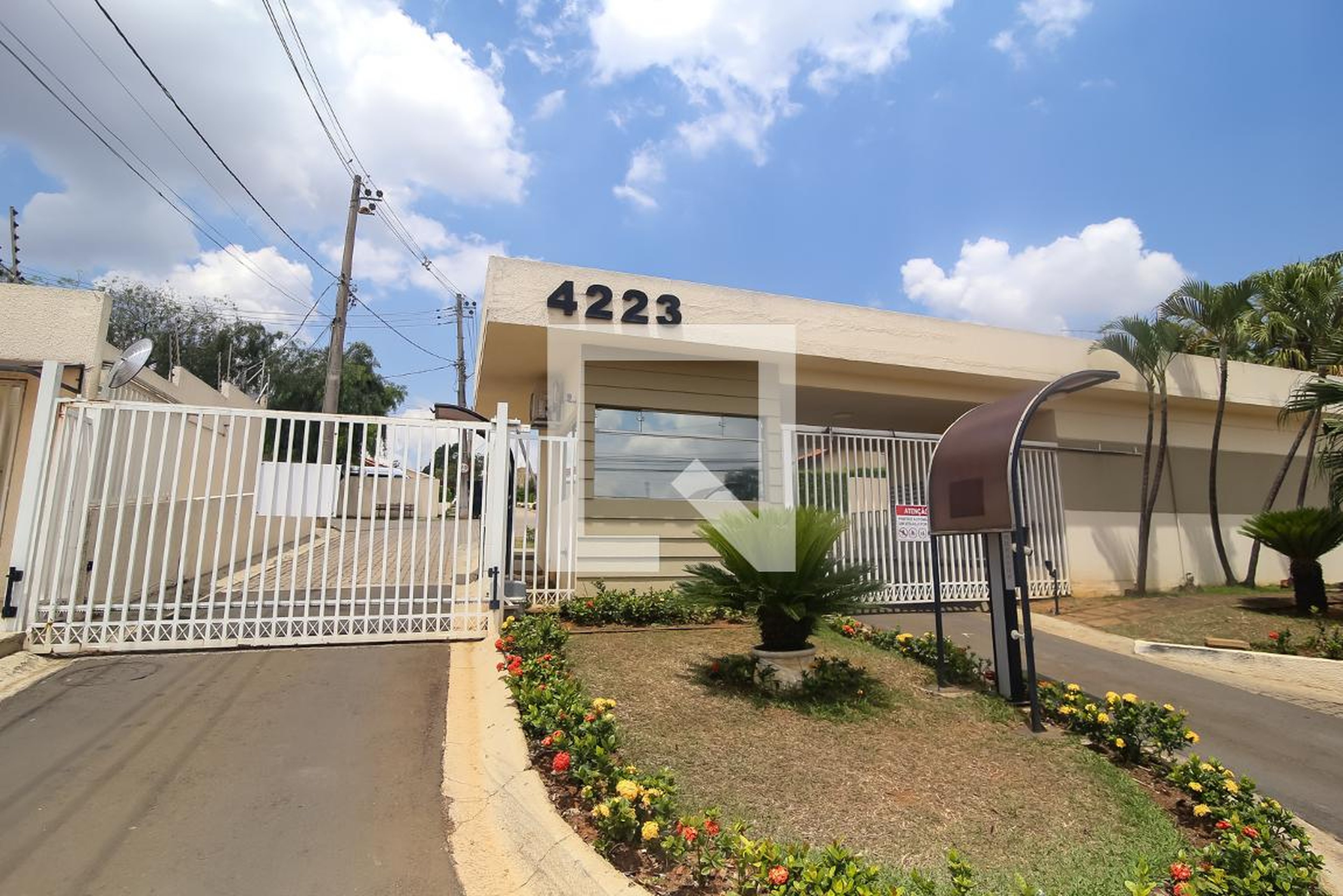 Fachada Condomínio Vila das Palmeiras