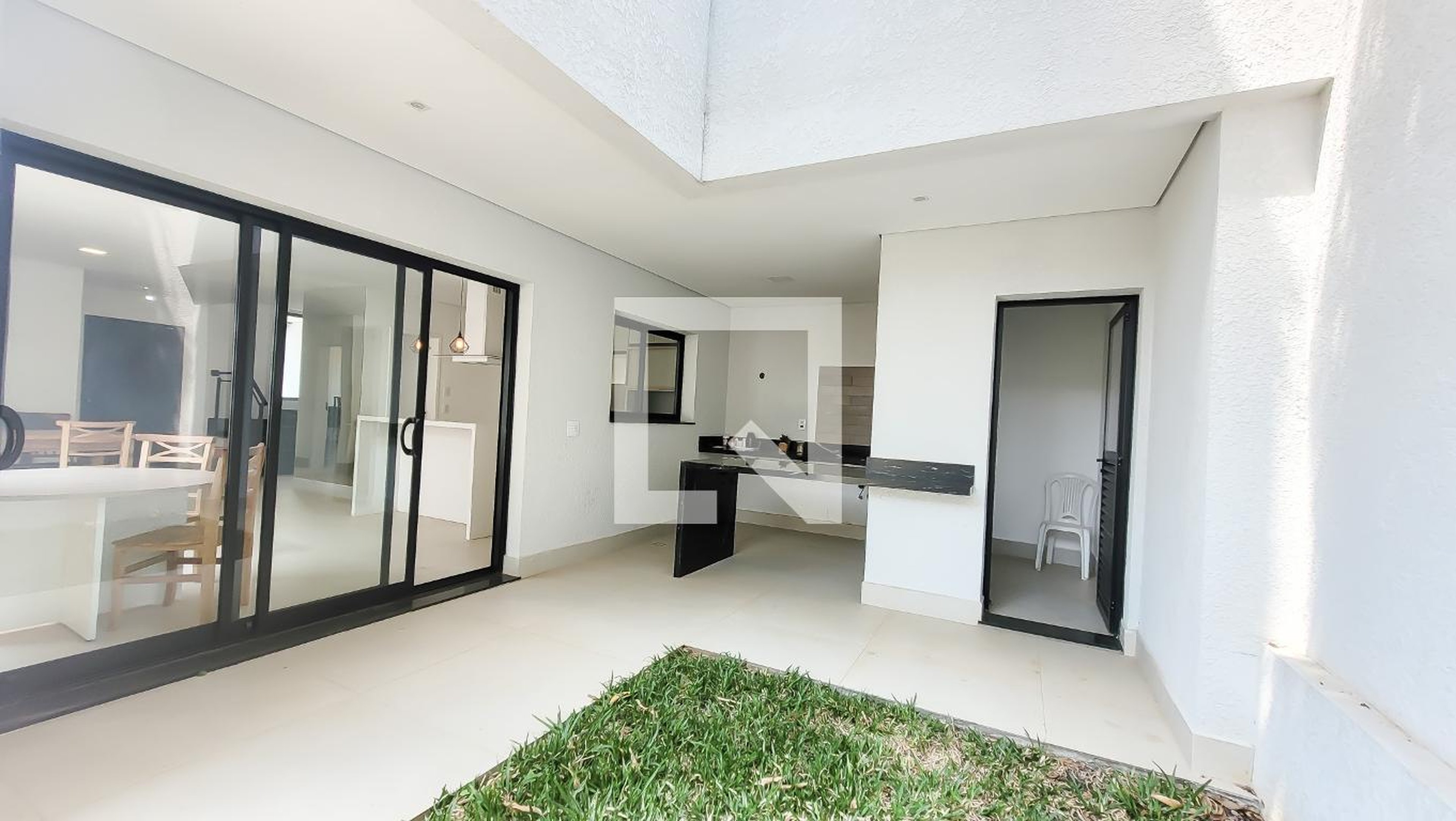 Área externa Condomínio em Rua Latino Coelho, 317