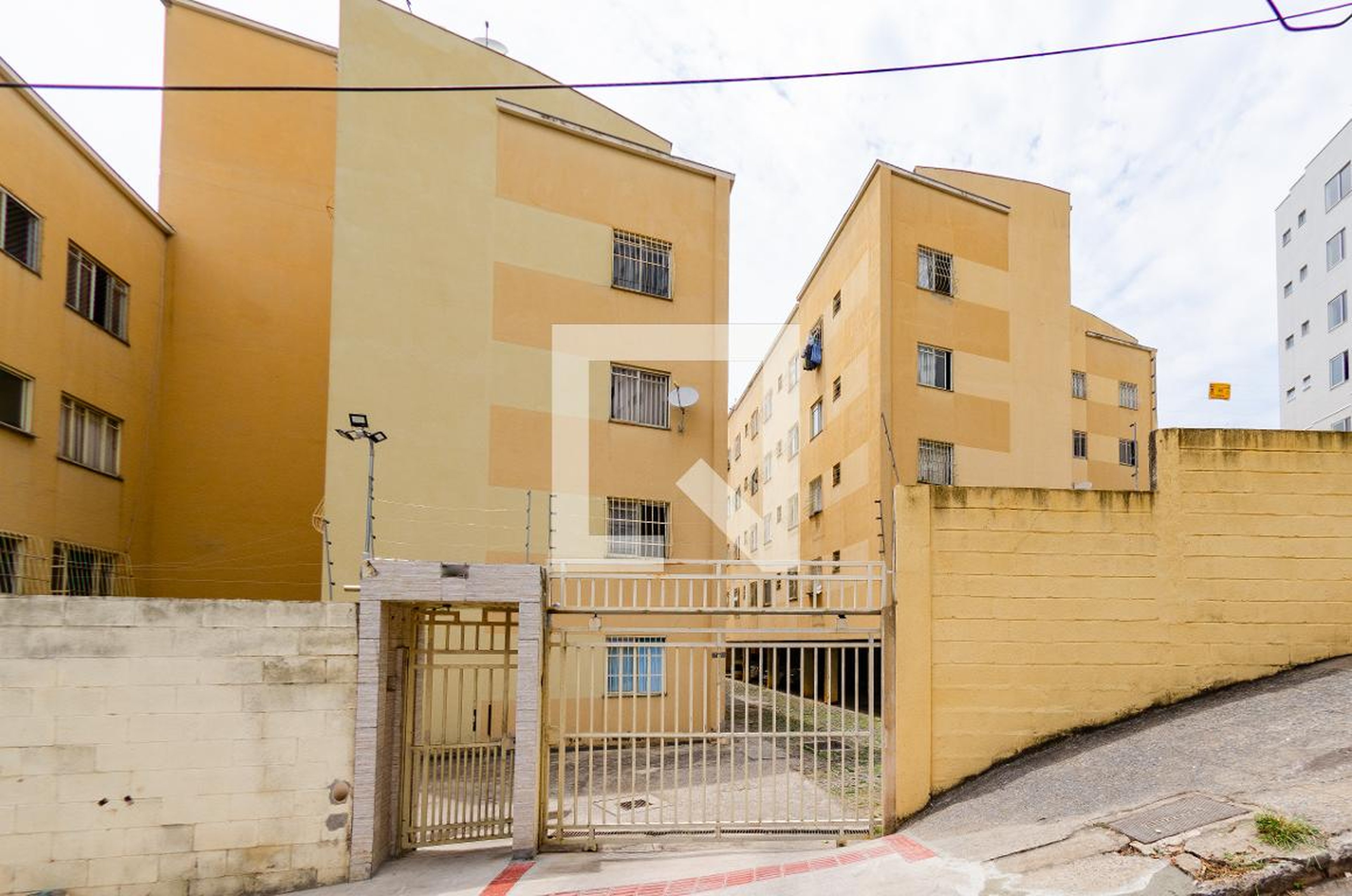 Fachada Condomínio em Rua Waldemar Correia de Almeida, 142