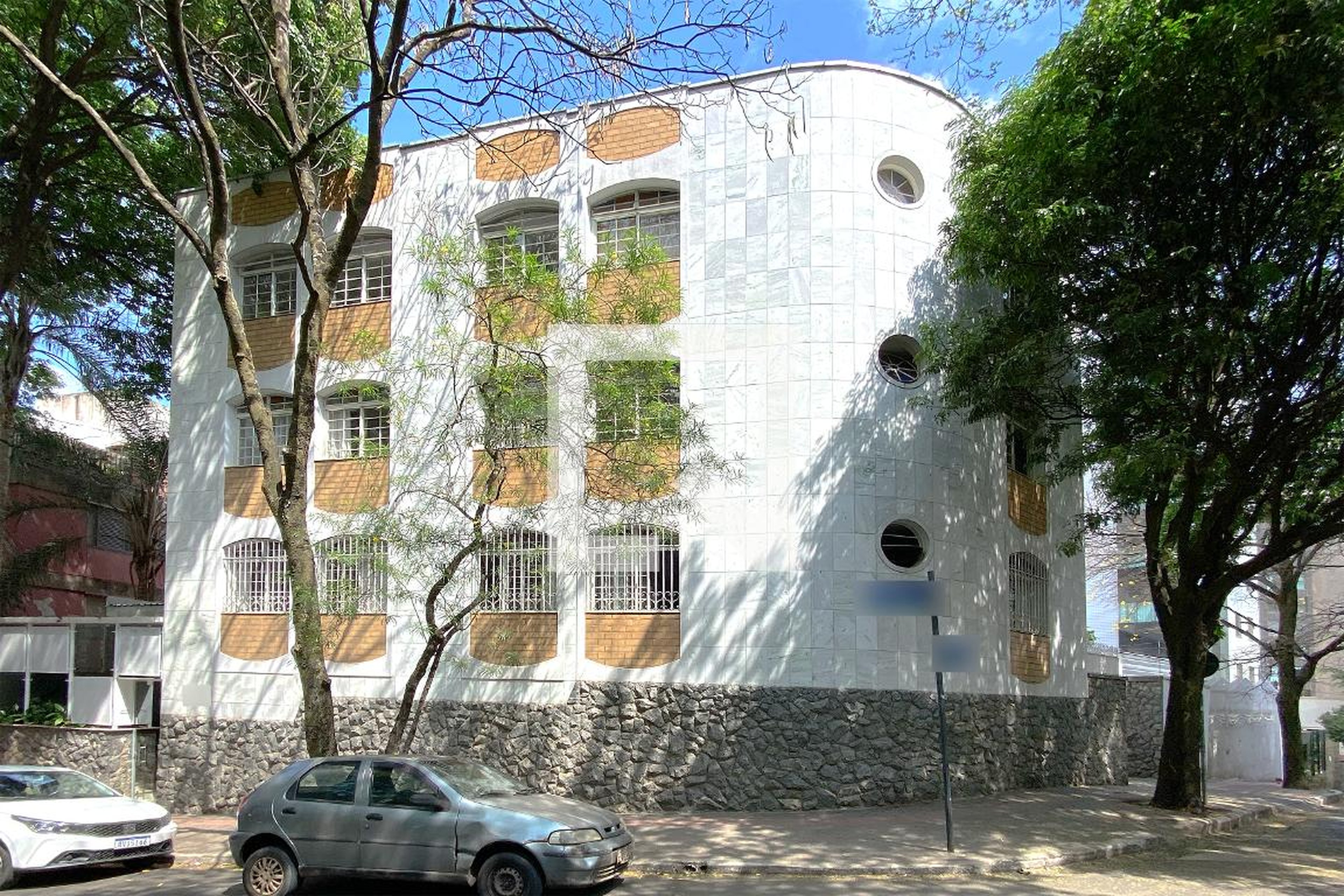 Fachada Condomínio em Rua Santa Maria Itabira, 100