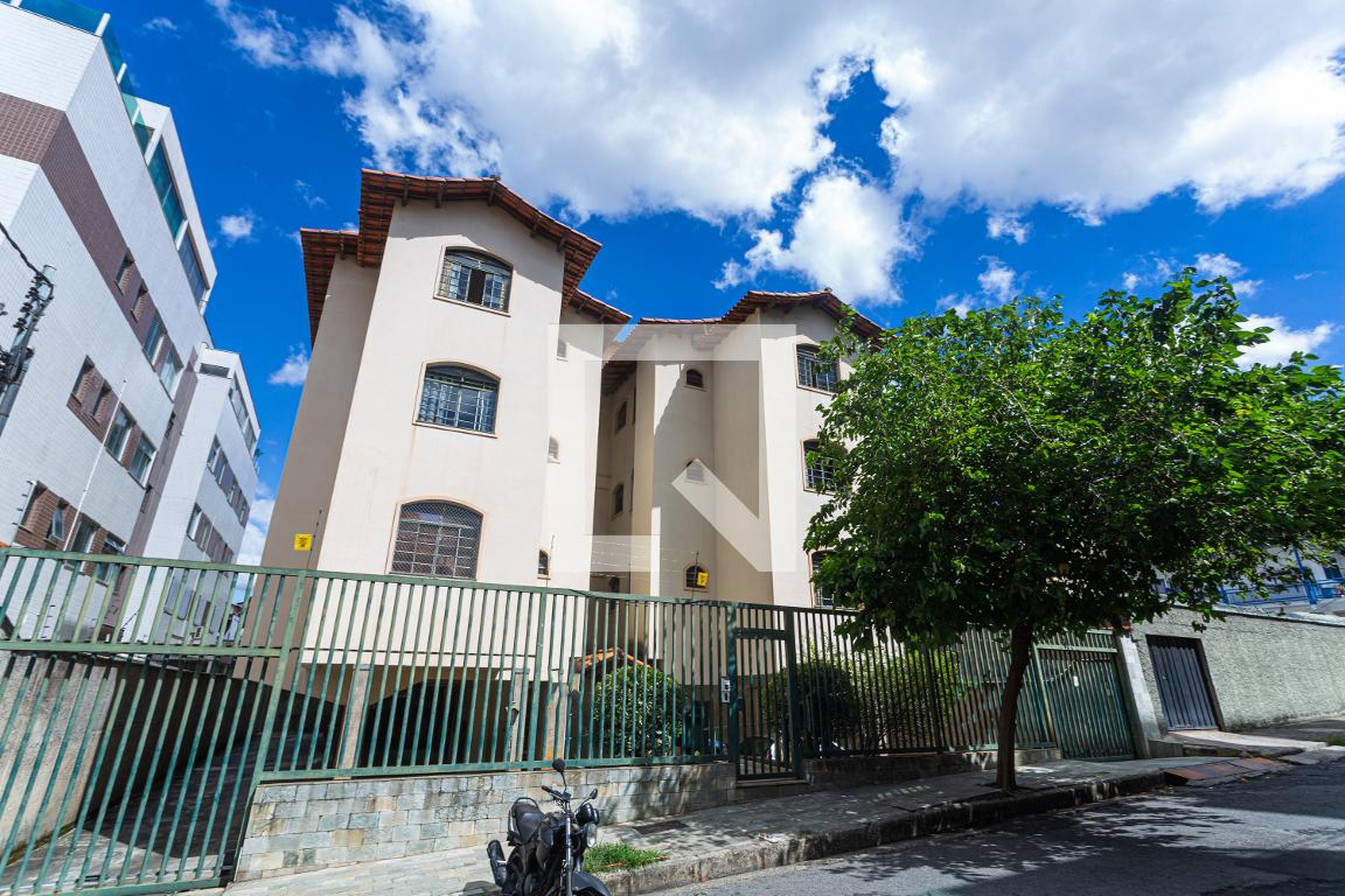 Fachada Condomínio em Rua Oswaldo Ferraz, 268