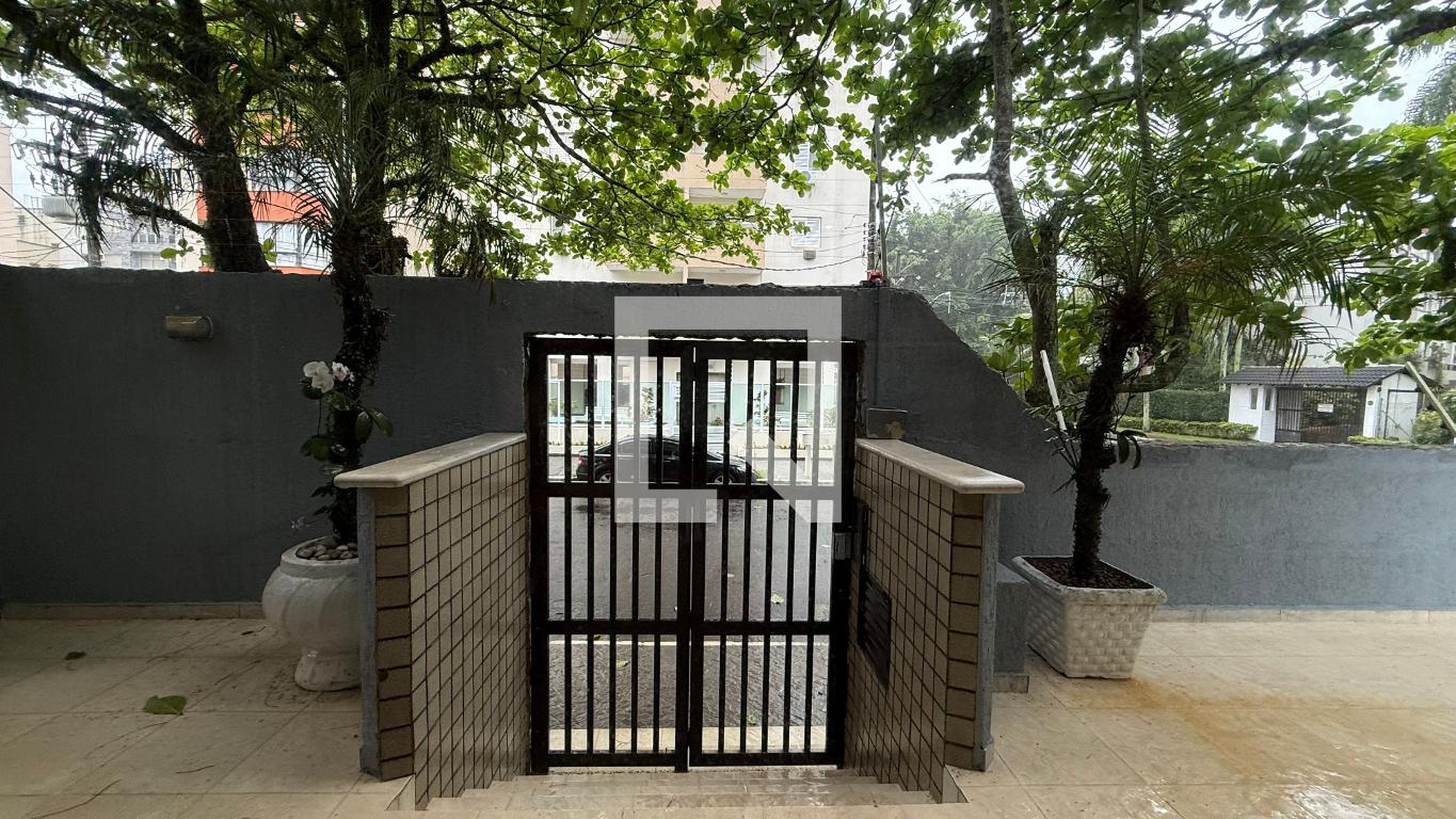 Fachada Condomínio em Rua Eduardo Risk, 11