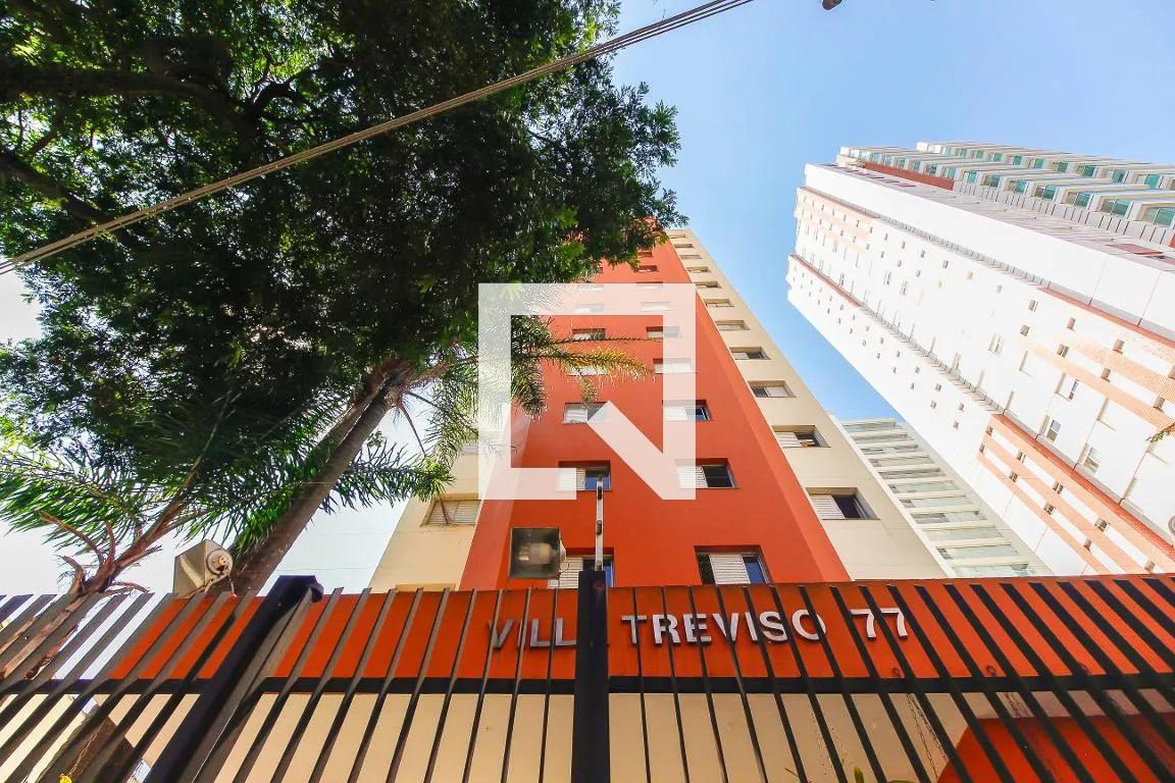 Fachada Condomínio em Rua Aderbal Rodrigues Vaz, 77