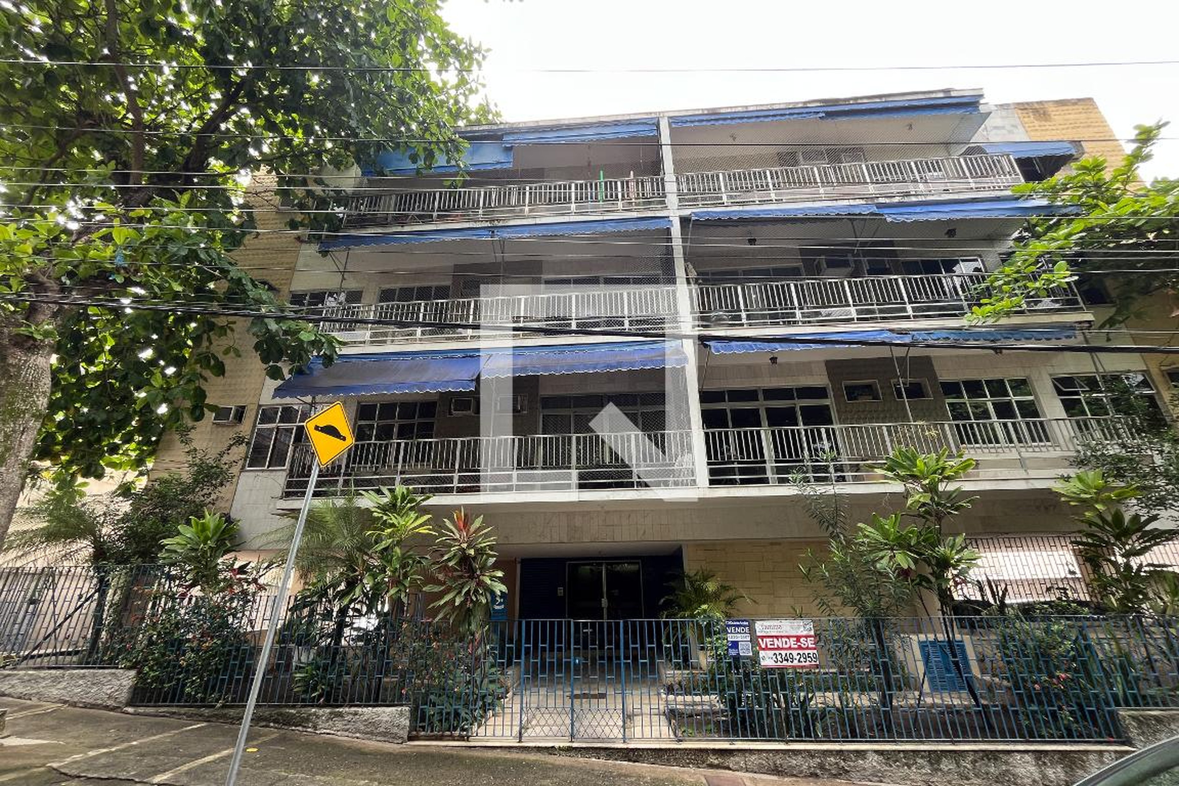 Fachada Condomínio em Rua Agostinho dos Santos, 131