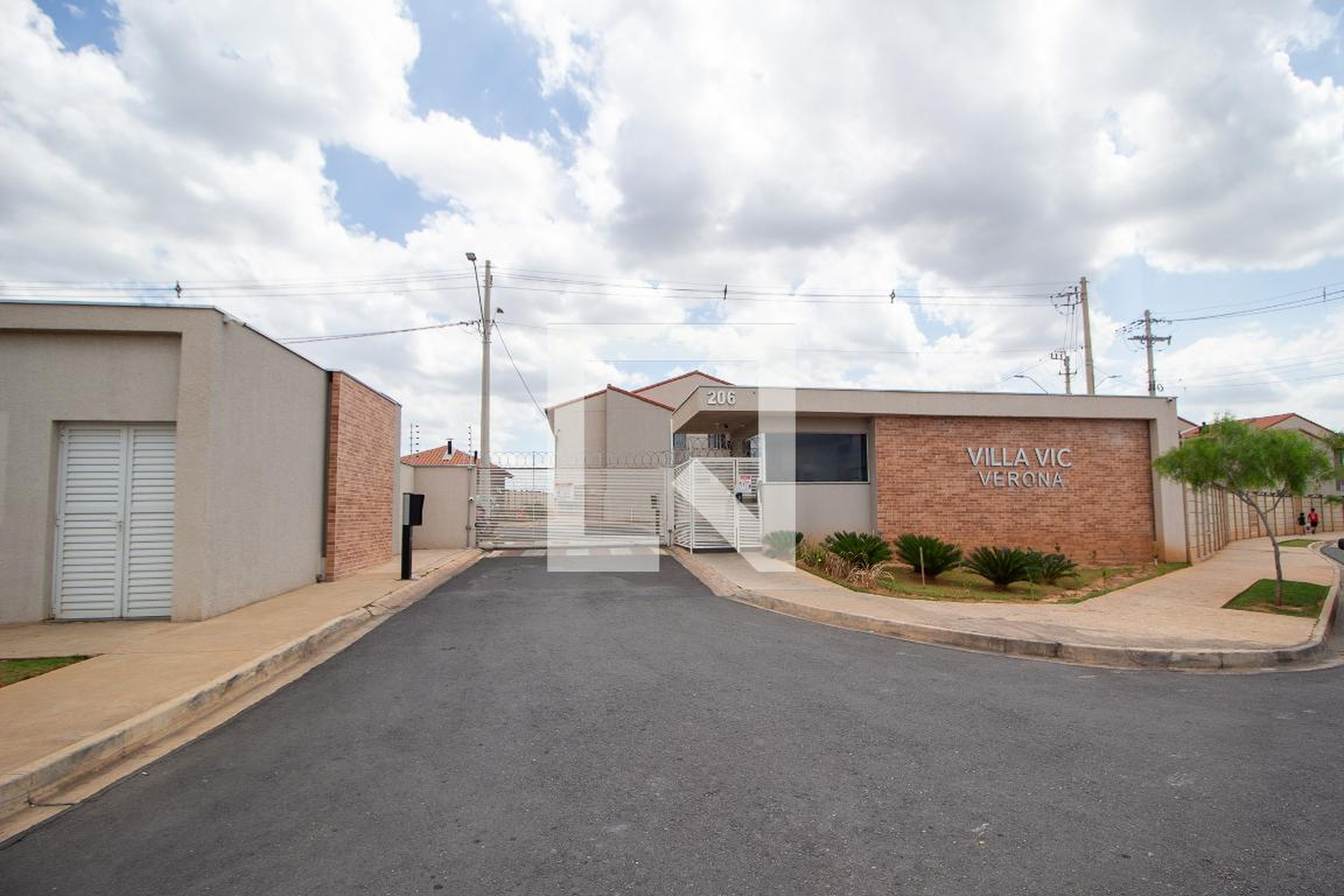 Fachada Condomínio em Rua José Escola, 20