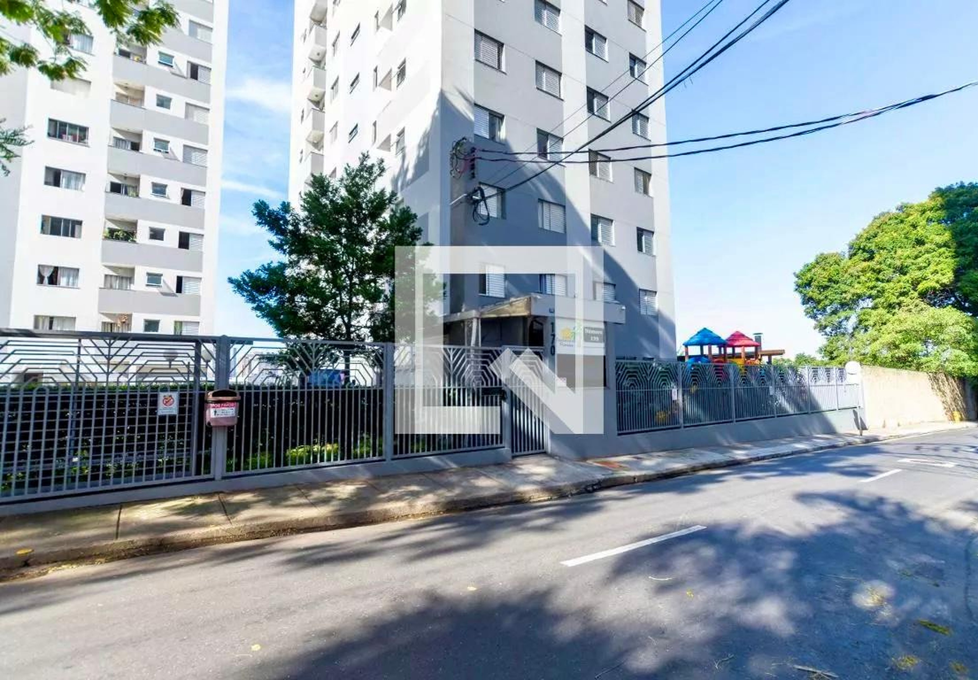 Fachada Condomínio em Rua das Palmeiras, 180