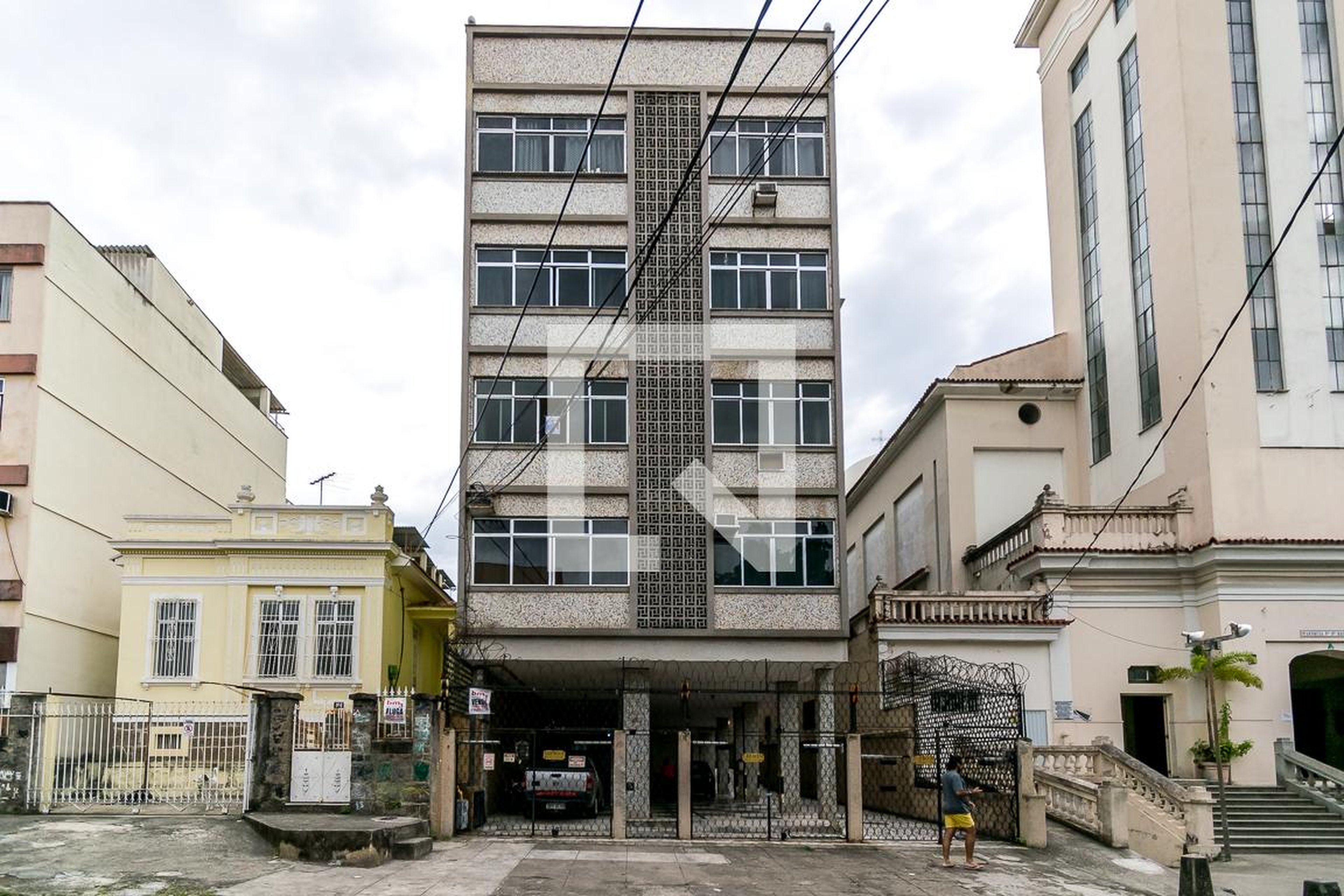 Fachada do Prédio Condomínio em Rua Roberto Silva, 94