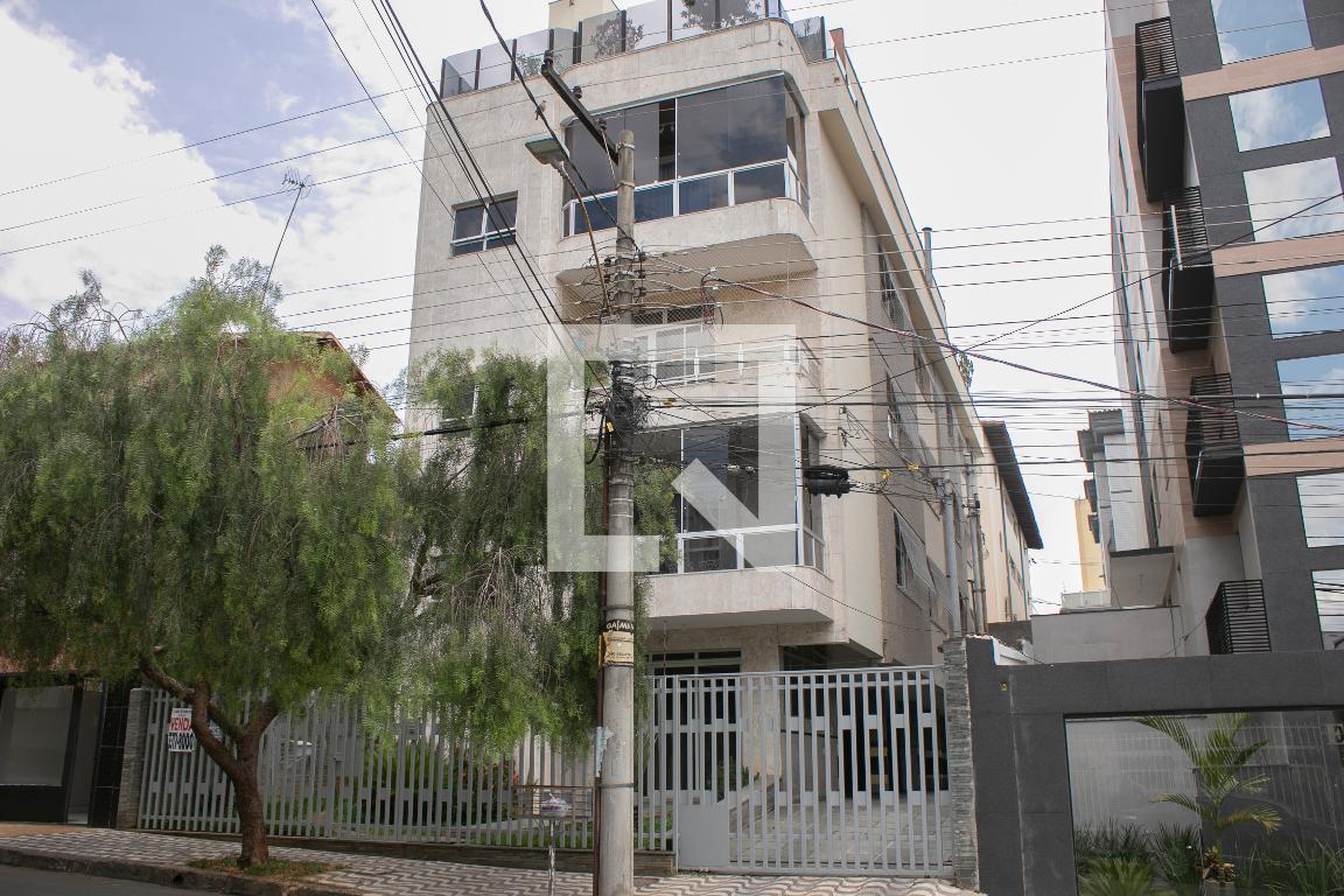 Fachada Condomínio em Rua Deputado Bernardino Sena Figueiredo, 396