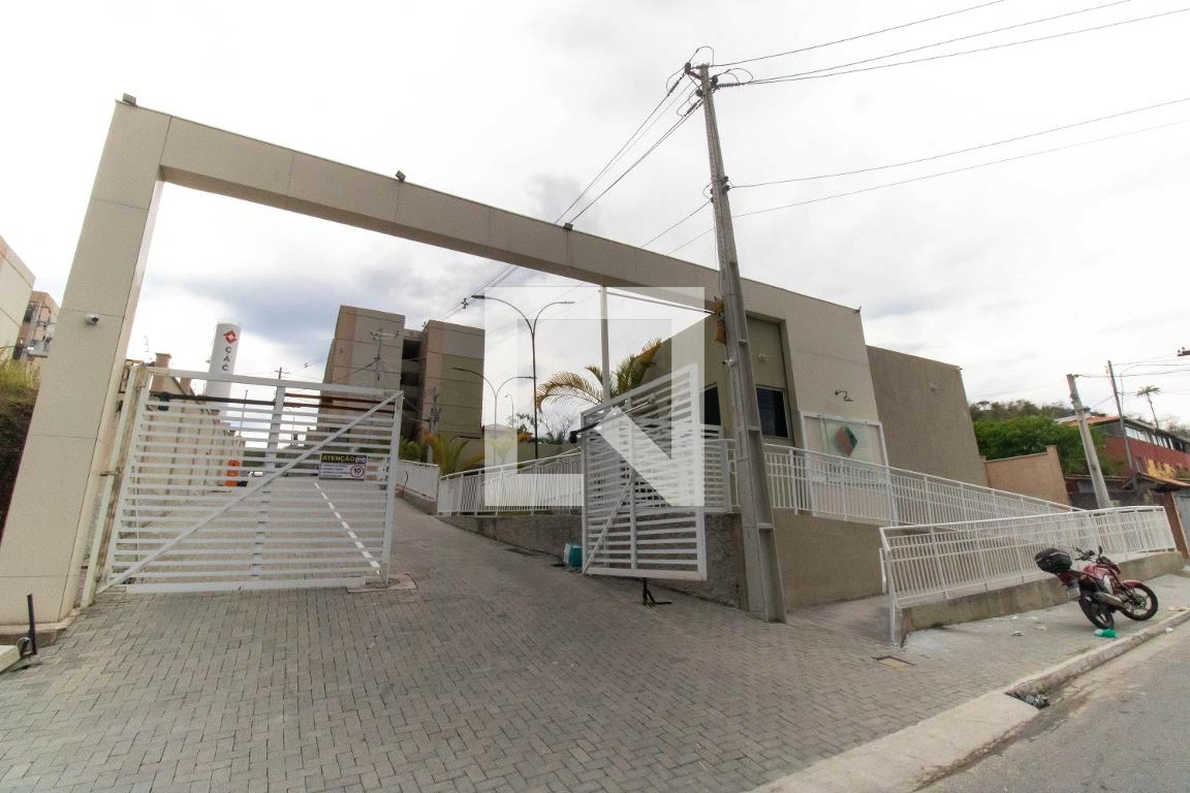 Fachada Condomínio em Rua Dalva Raposo, 238