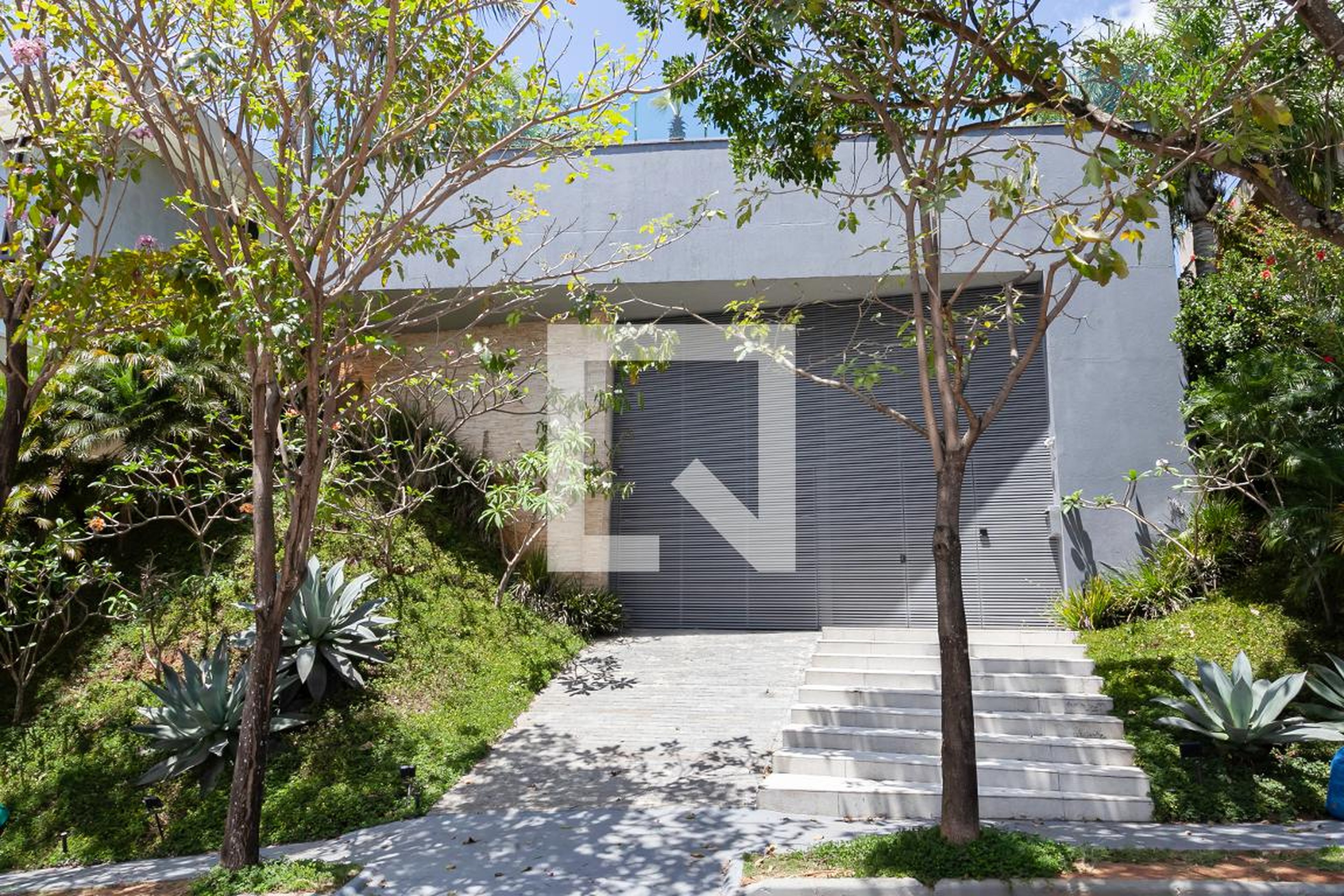 Fachada Condomínio em Rua Estrela da Manhã, 25