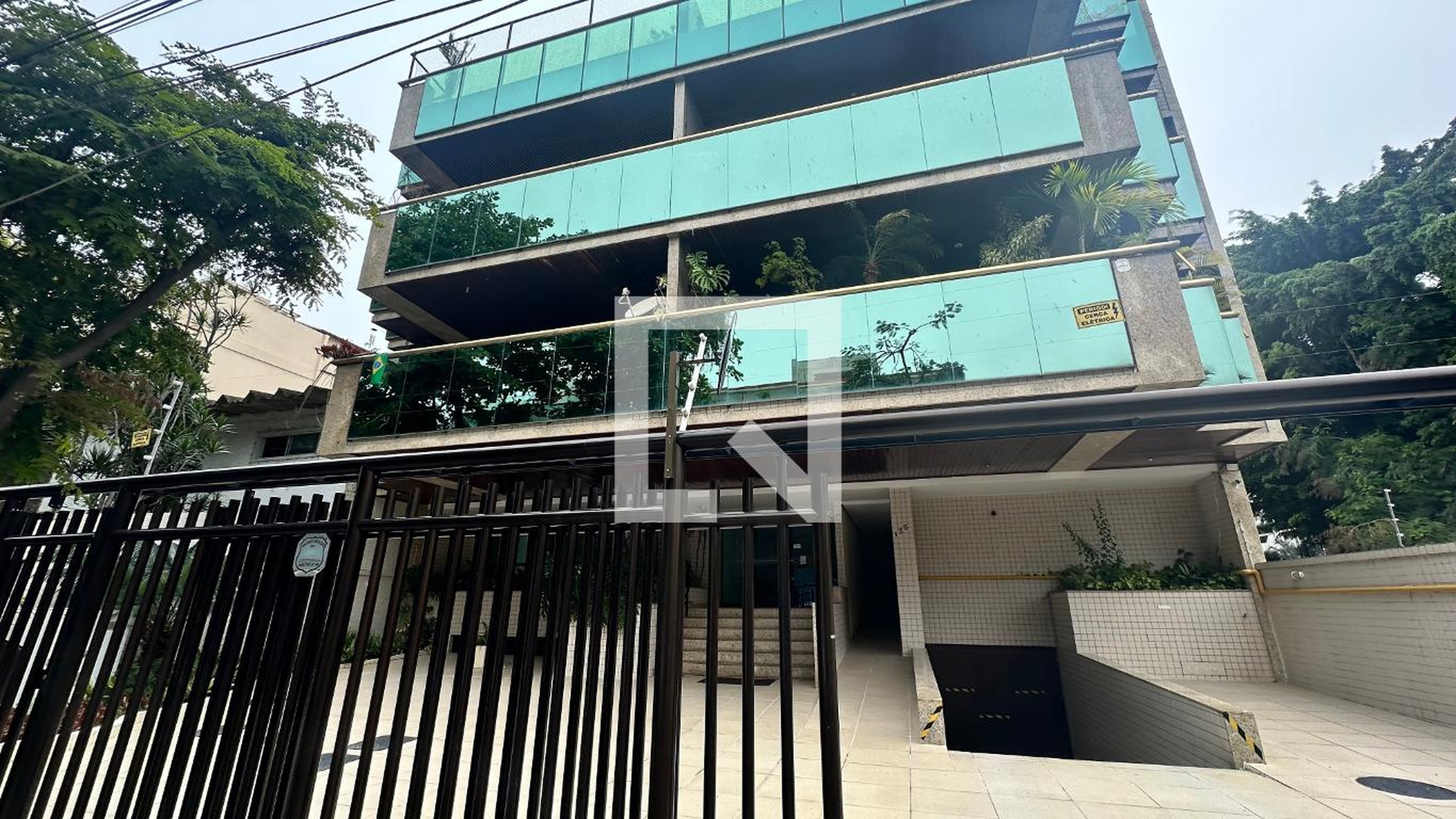 Fachada Condomínio em Rua Hugo Panasco Alvim, 135